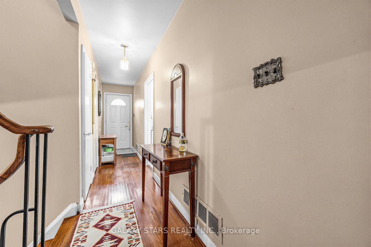 Photo 3 of 2 Kencliff Crescent, Scarborough, Bendale — HOMEH