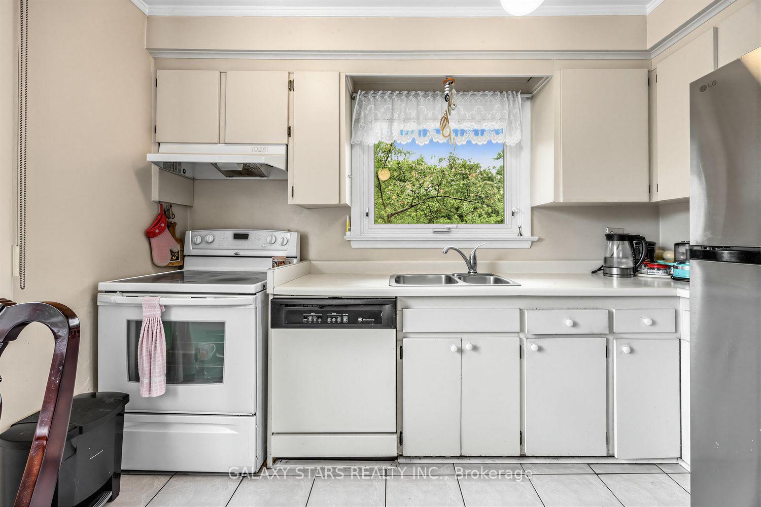 Photo 9 of 2 Kencliff Crescent, Scarborough, Bendale — HOMEH
