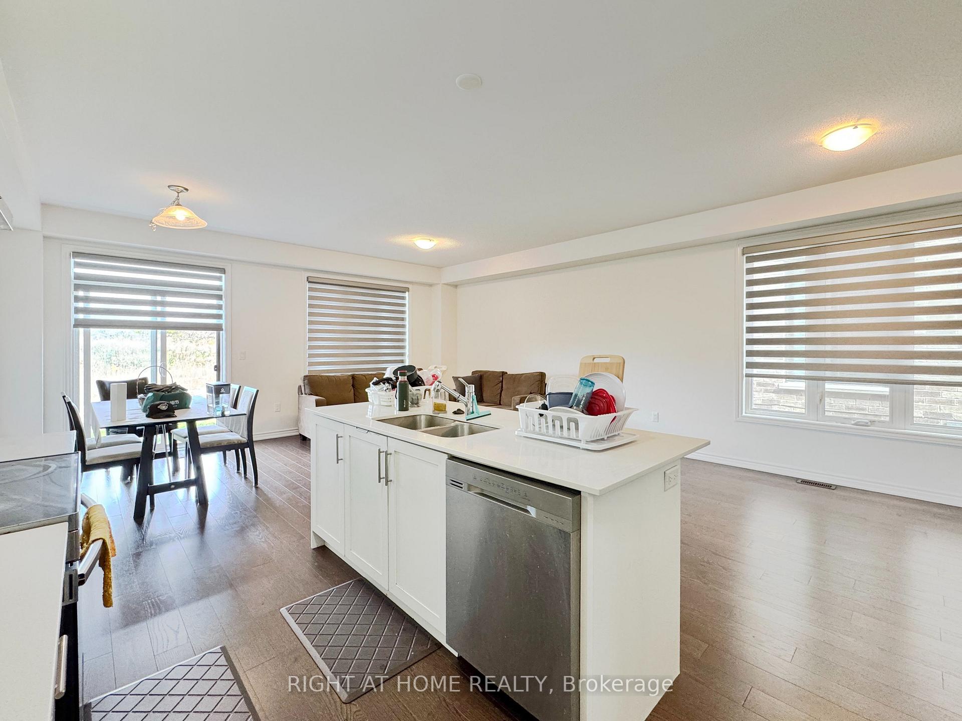 Photo 3 of 143 Shepherd Drive, Barrie, Rural Barrie Southeast — HOMEH