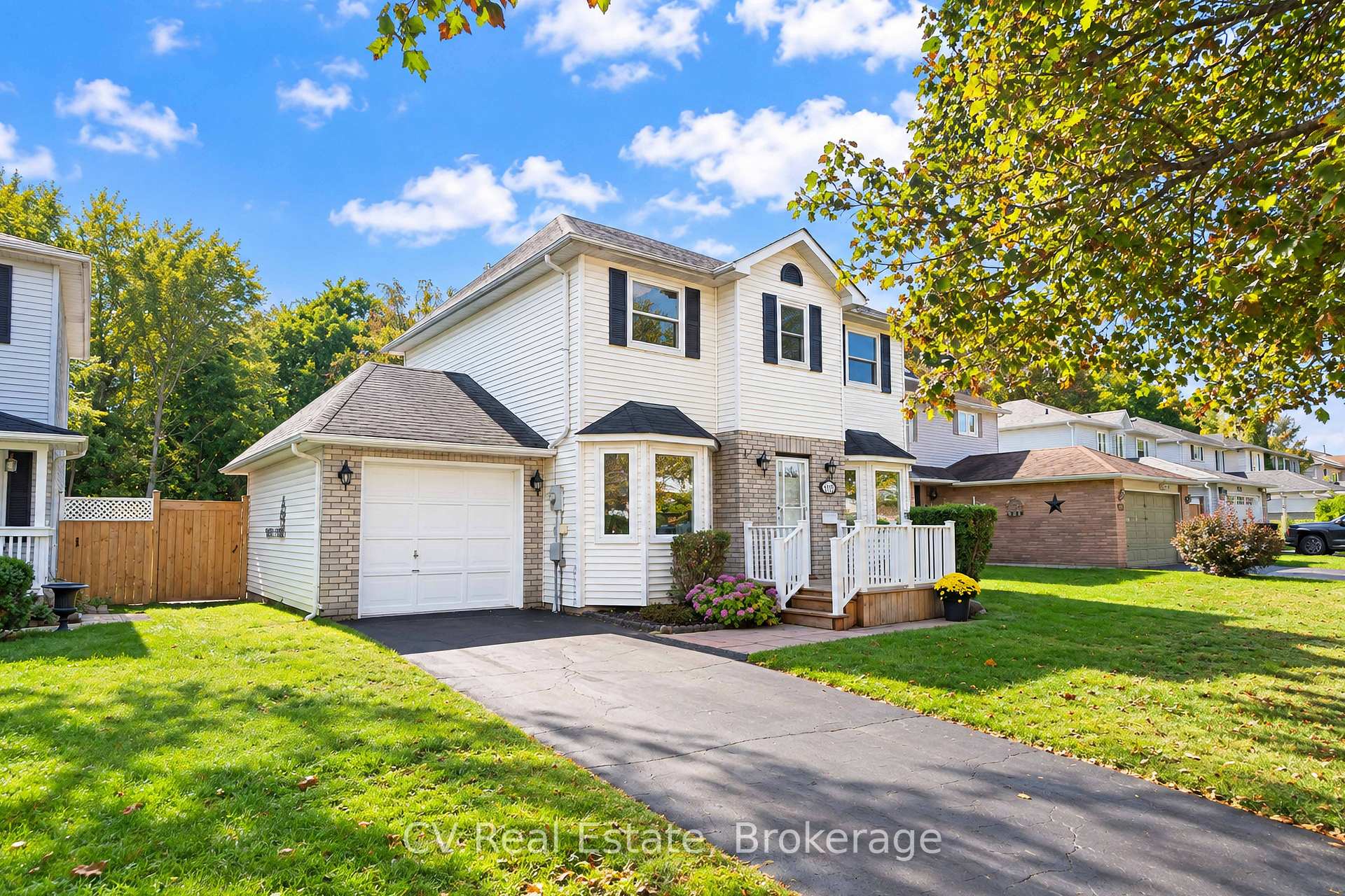 Photo 2 of 1025 Maclean Street, Innisfil, Alcona — HOMEH