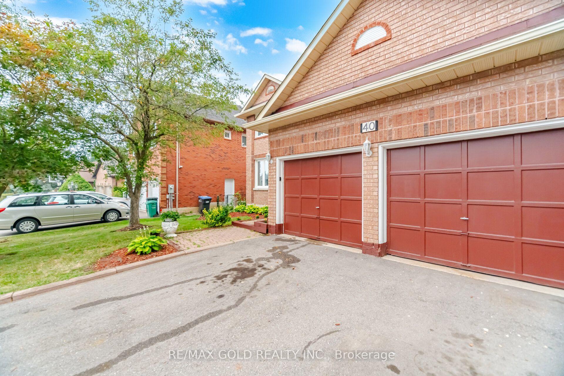 Photo 4 of 40 Kenpark Avenue, Brampton, Snelgrove — HOMEH