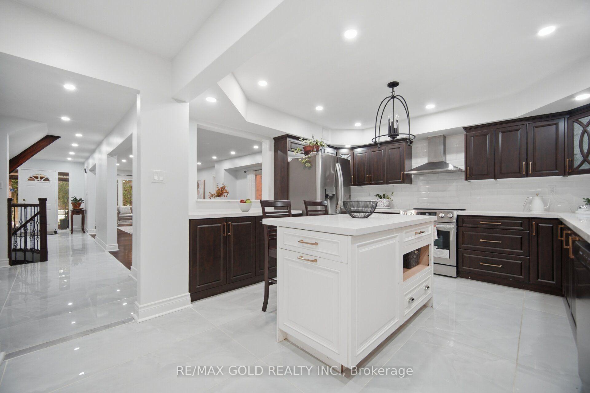 Photo 15 of 40 Kenpark Avenue, Brampton, Snelgrove — HOMEH