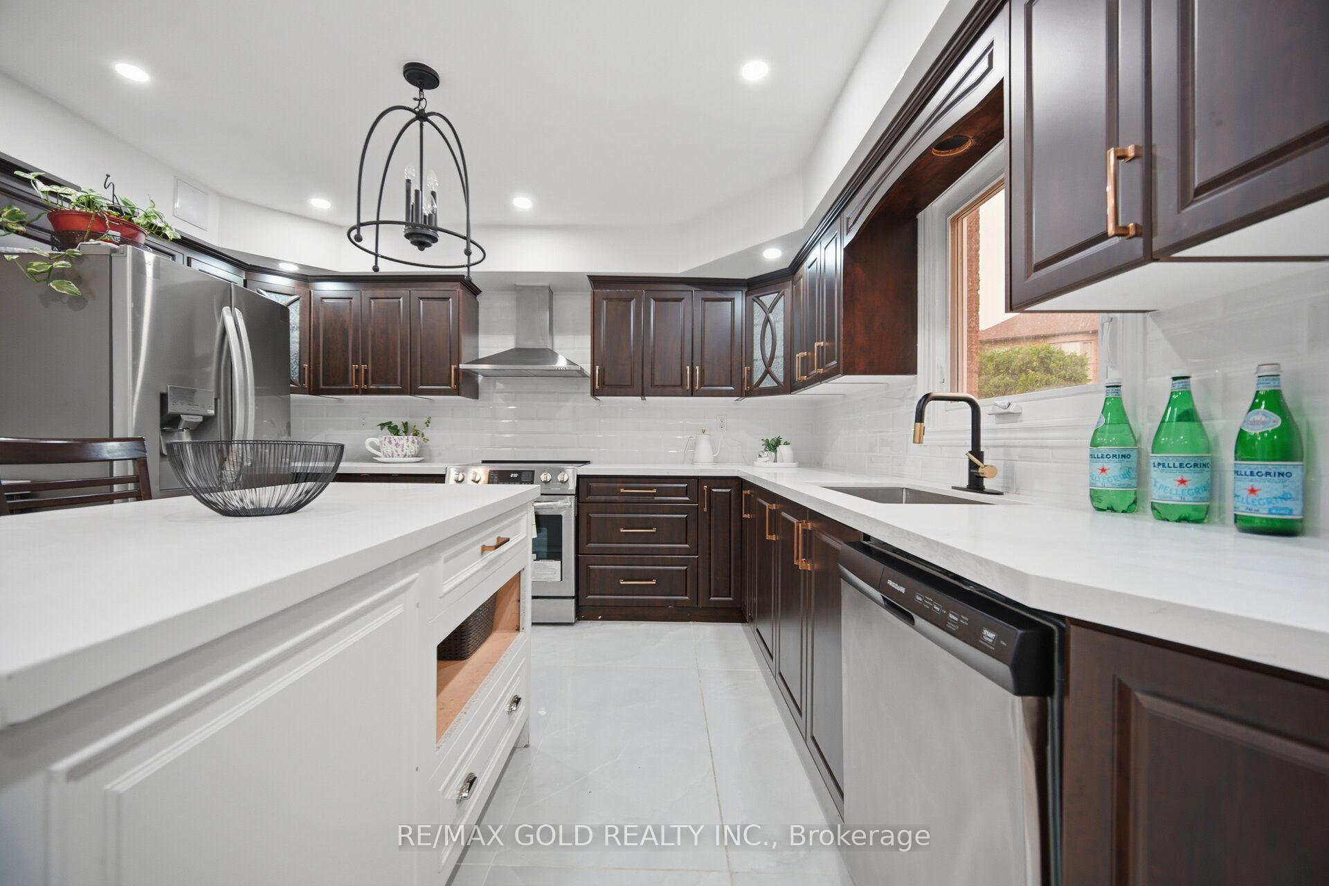 Photo 17 of 40 Kenpark Avenue, Brampton, Snelgrove — HOMEH