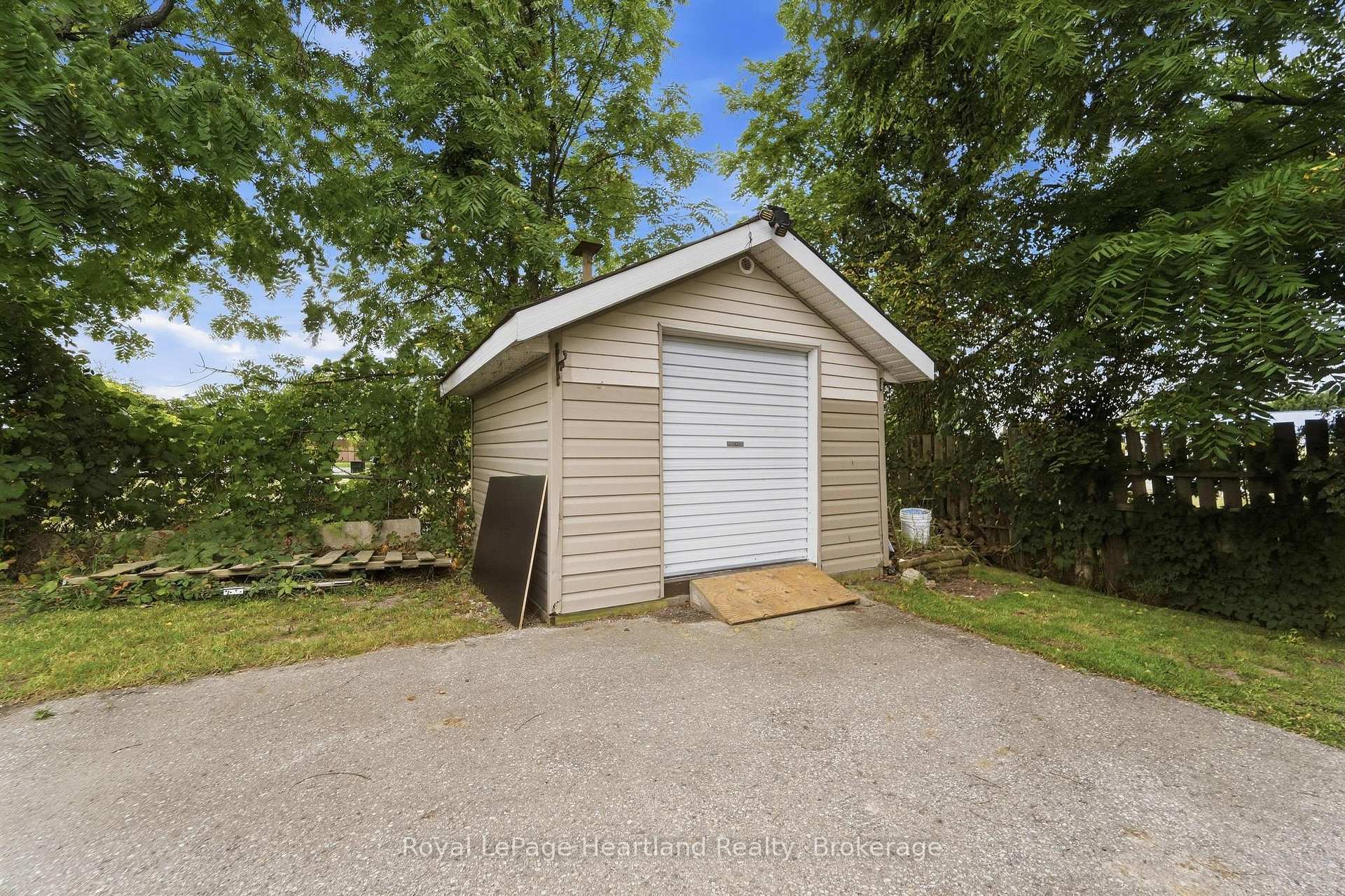 Photo 27 of 114 Bennett Street E, Goderich, Goderich (Town) — HOMEH