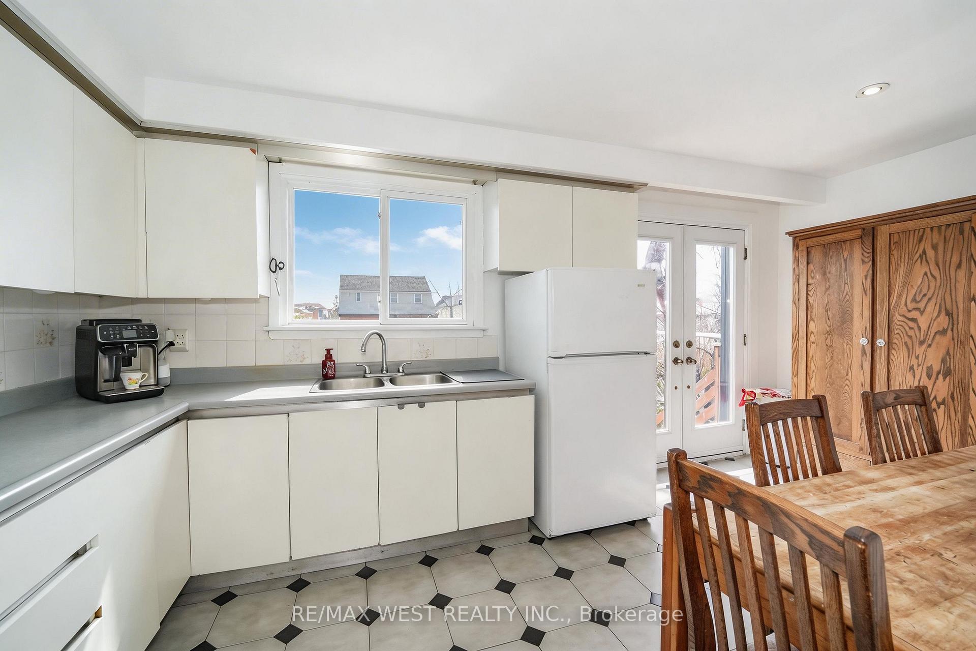 Photo 5 of 11 Helen Avenue, Toronto, Keelesdale-Eglinton West — HOMEH
