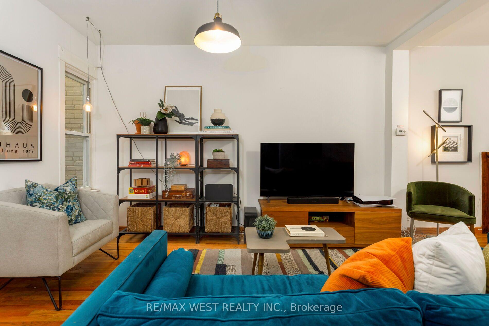 Photo 11 of 10 Marshall Street, Toronto, Little Portugal — HOMEH