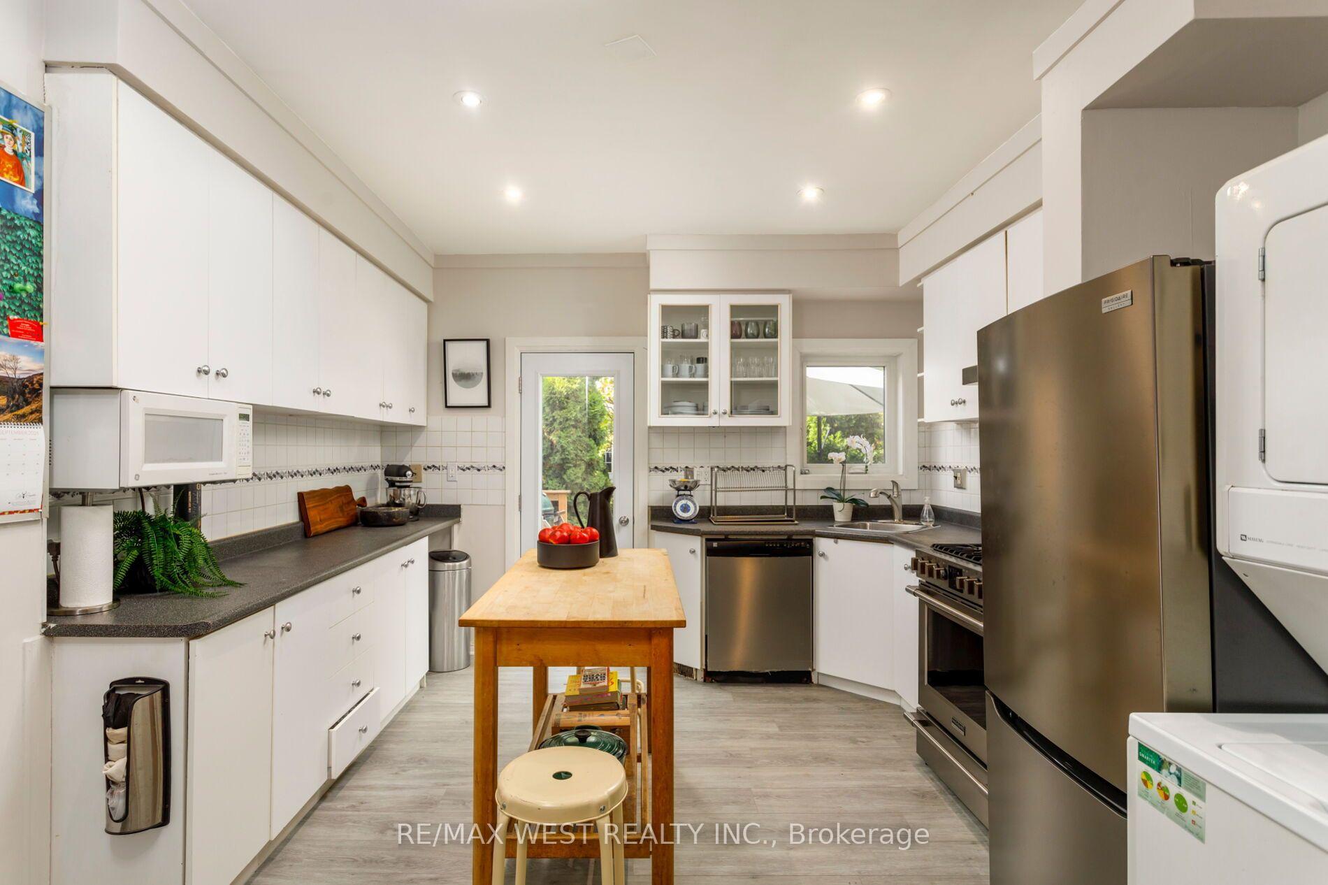 Photo 13 of 10 Marshall Street, Toronto, Little Portugal — HOMEH