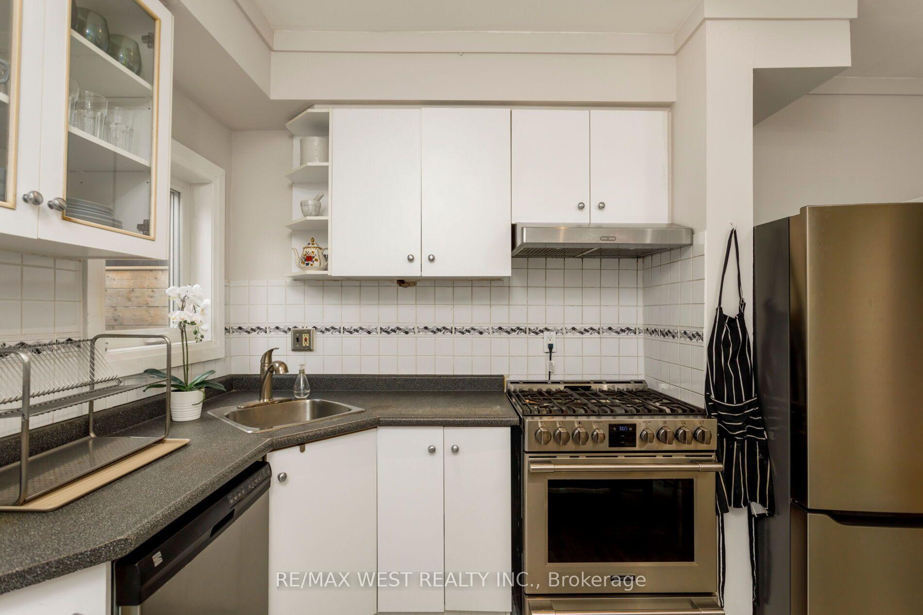 Photo 16 of 10 Marshall Street, Toronto, Little Portugal — HOMEH