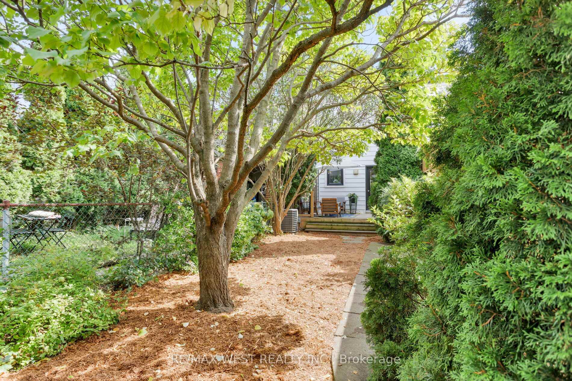 Photo 33 of 10 Marshall Street, Toronto, Little Portugal — HOMEH