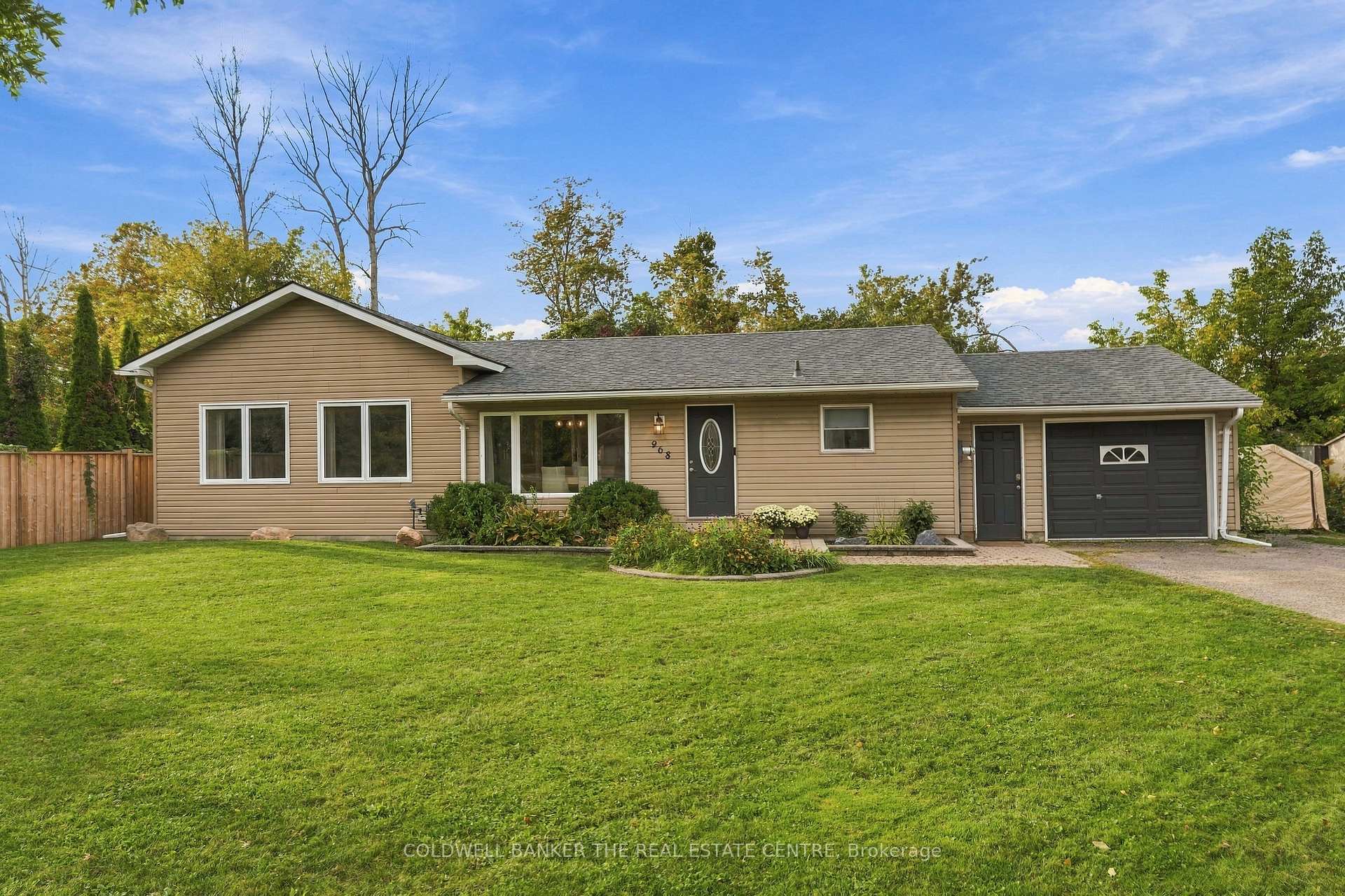Photo 3 of 968 Metro Road N, Georgina, Historic Lakeshore Communities — HOMEH