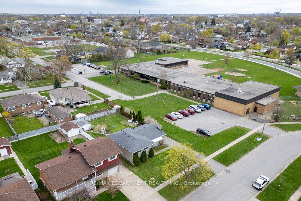 Photo 24 of 20 St. Charles Drive, Thorold, Thorold Downtown — HOMEH