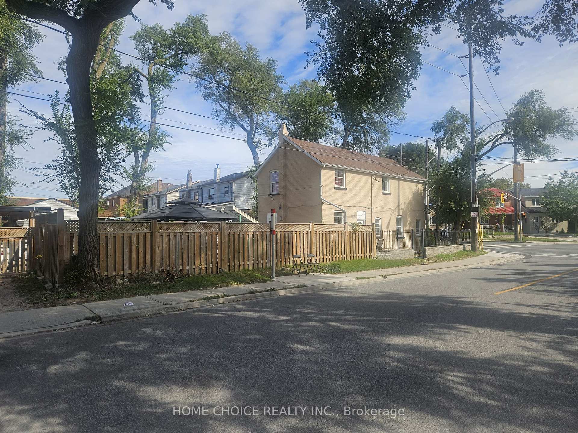 Photo 3 of 1232 Jane Street, North York, Mount Dennis — HOMEH