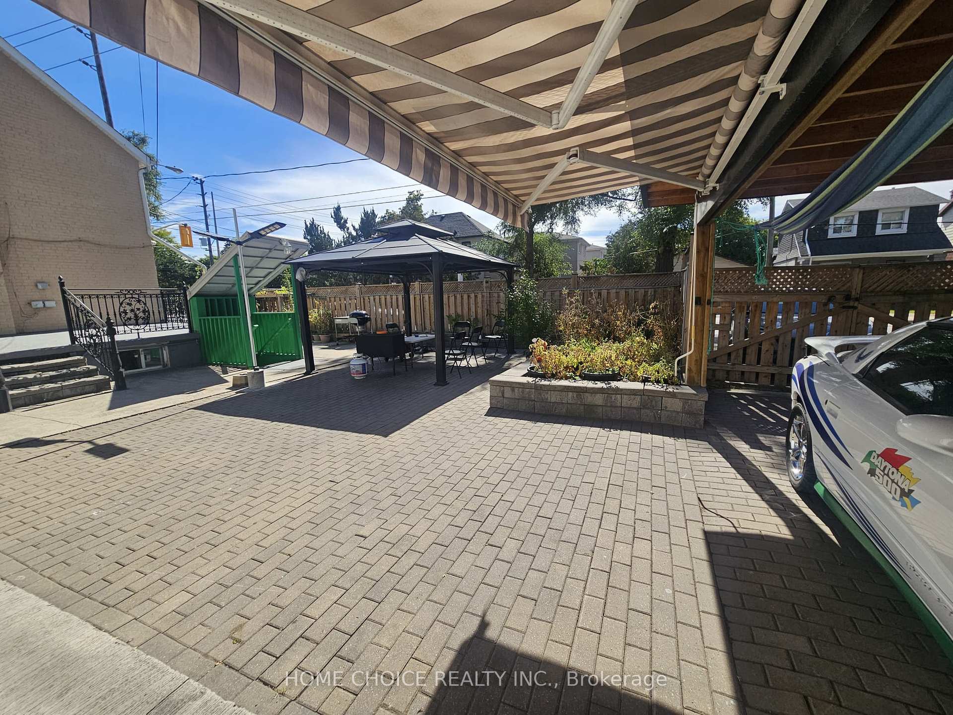 Photo 6 of 1232 Jane Street, North York, Mount Dennis — HOMEH
