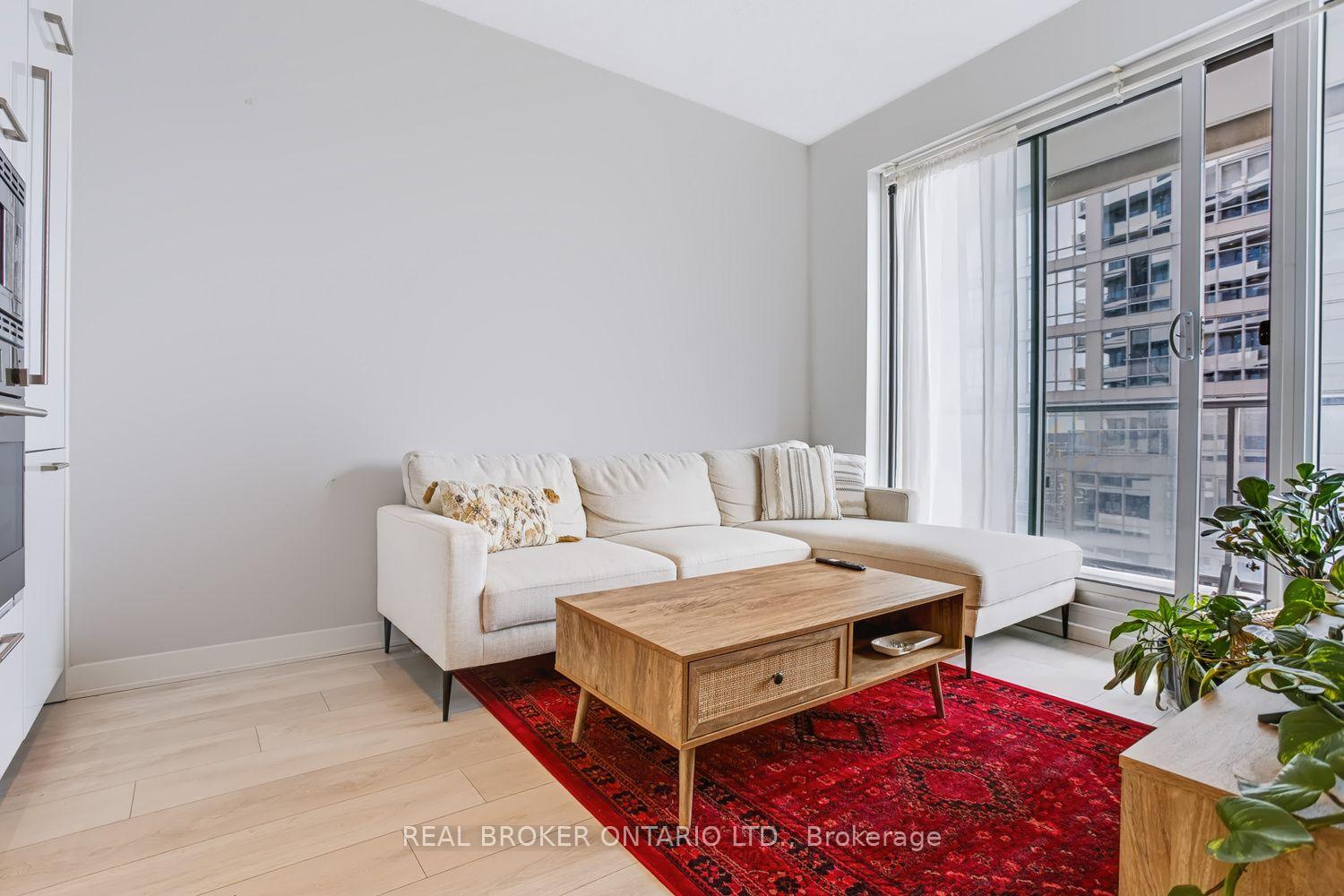 Photo 3 of Unit 4207, 2221 Yonge Street, Toronto, Mount Pleasant West — HOMEH
