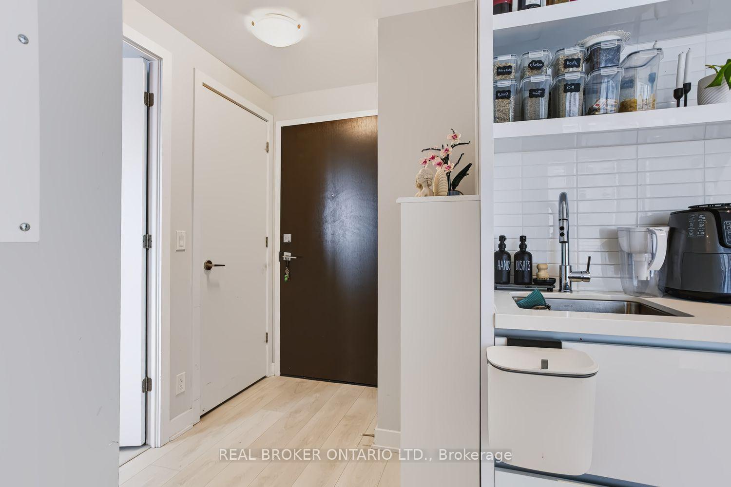 Photo 8 of Unit 4207, 2221 Yonge Street, Toronto, Mount Pleasant West — HOMEH