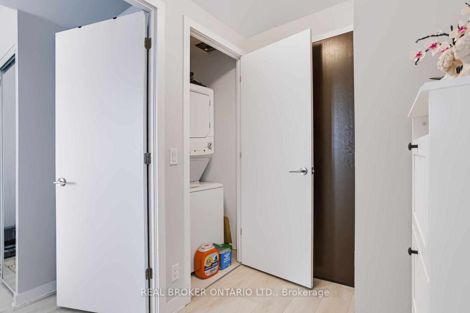 Photo 9 of Unit 4207, 2221 Yonge Street, Toronto, Mount Pleasant West — HOMEH