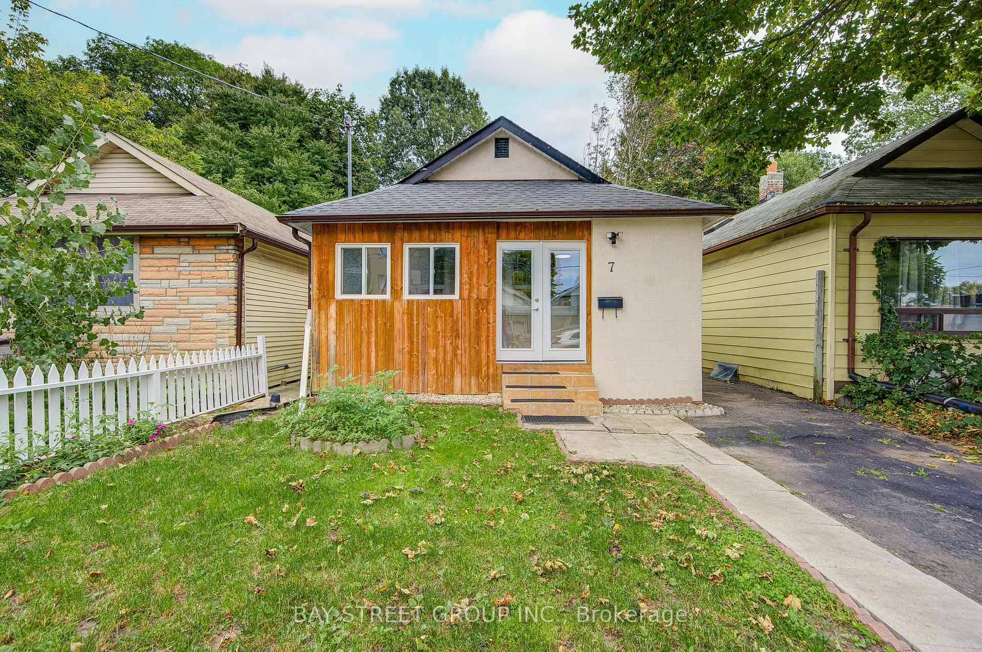 Photo 2 of 7 Emmott Avenue, Scarborough, Oakridge — HOMEH