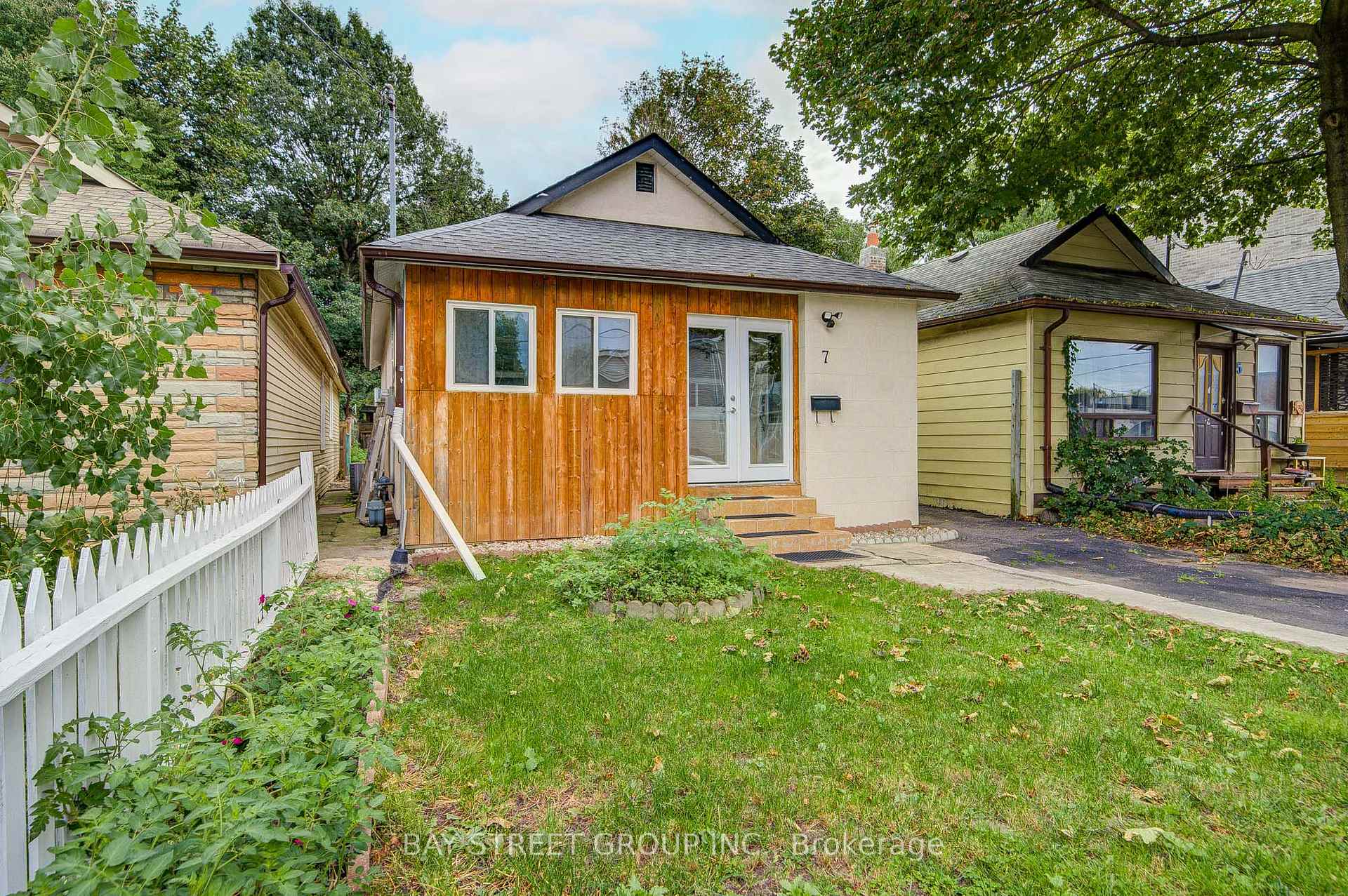 Photo 3 of 7 Emmott Avenue, Scarborough, Oakridge — HOMEH