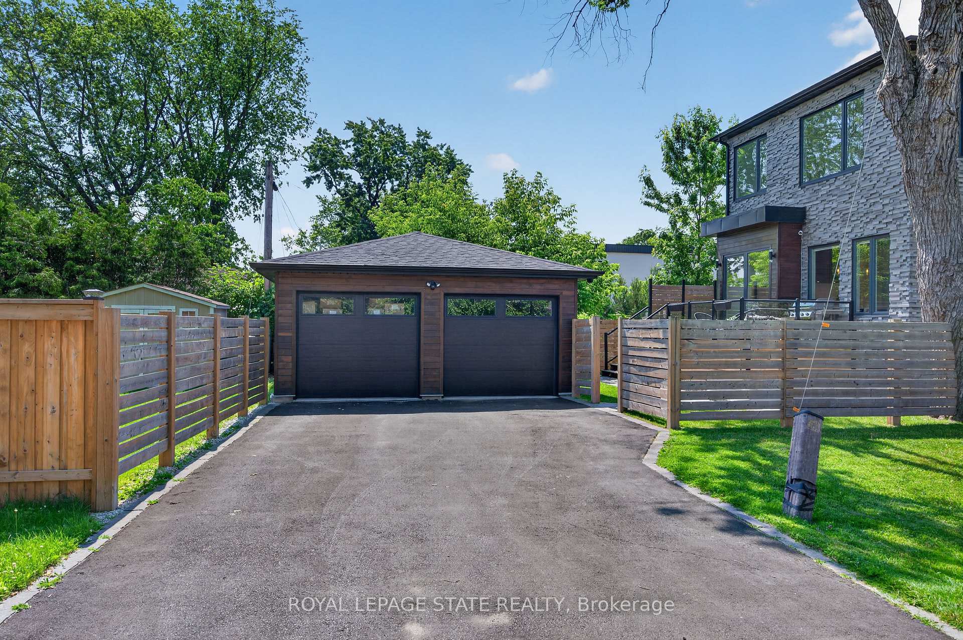 Photo 3 of 1047 Meredith Avenue, Mississauga, Lakeview — HOMEH