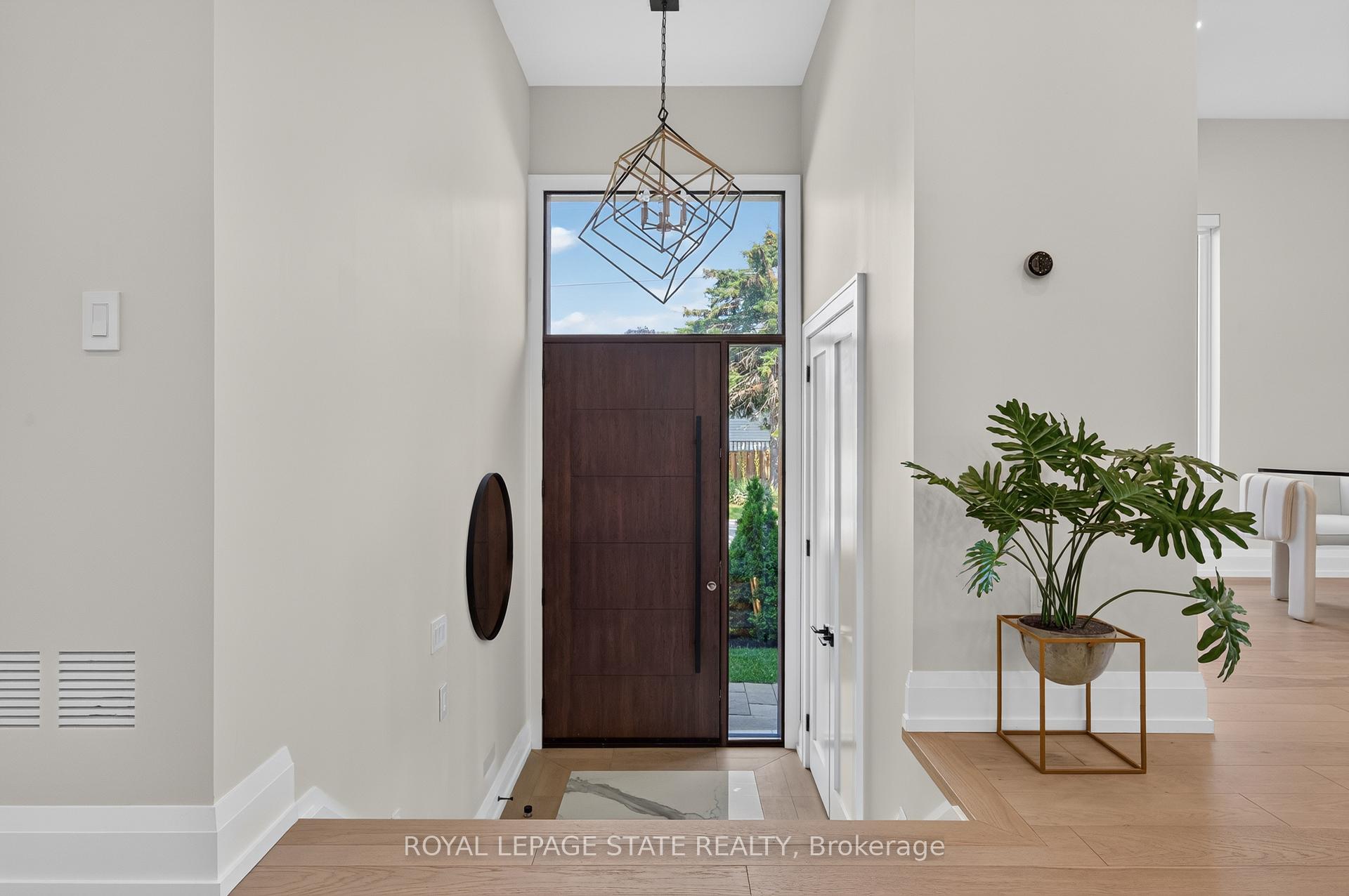 Photo 5 of 1047 Meredith Avenue, Mississauga, Lakeview — HOMEH