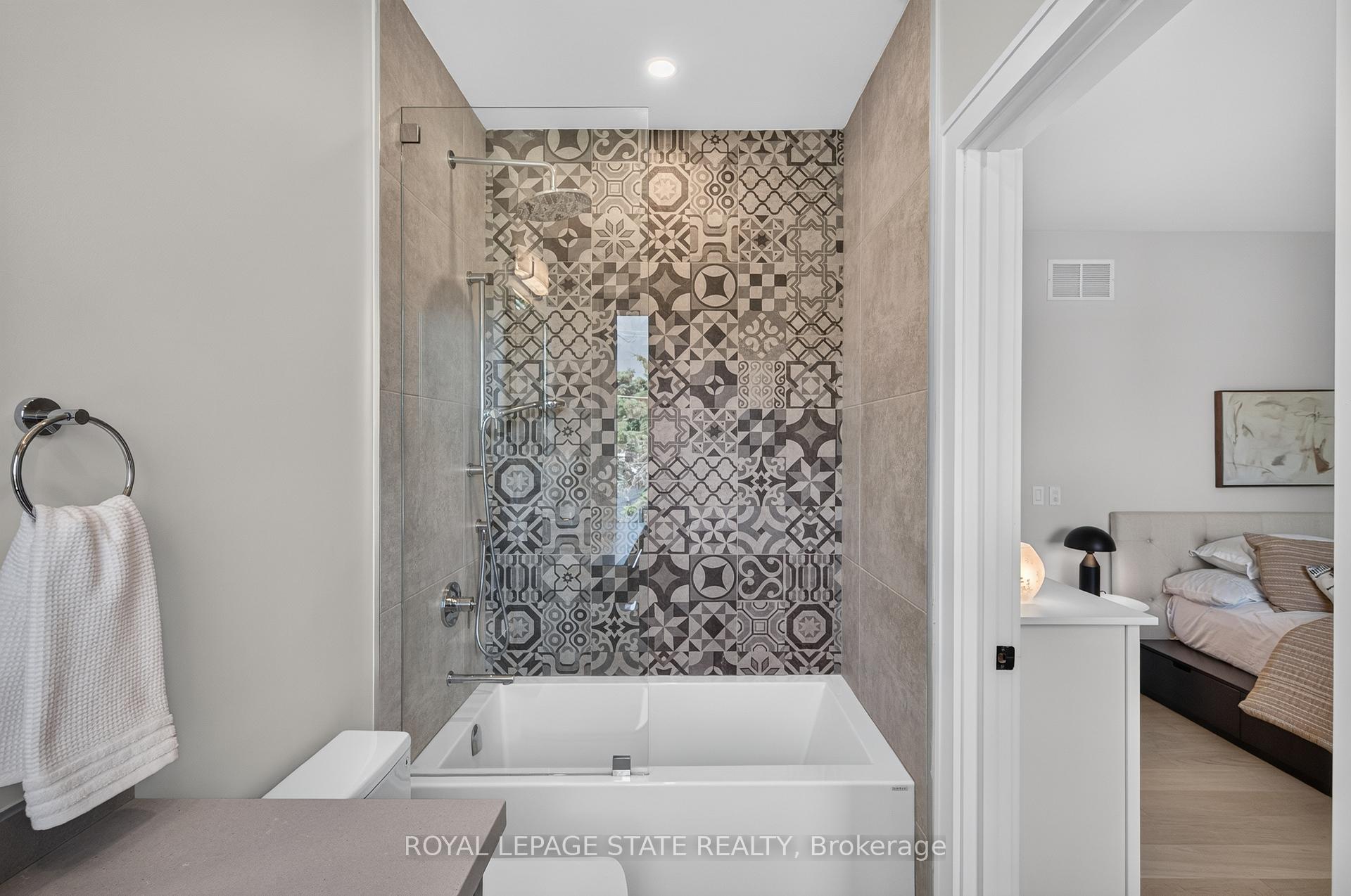 Photo 30 of 1047 Meredith Avenue, Mississauga, Lakeview — HOMEH