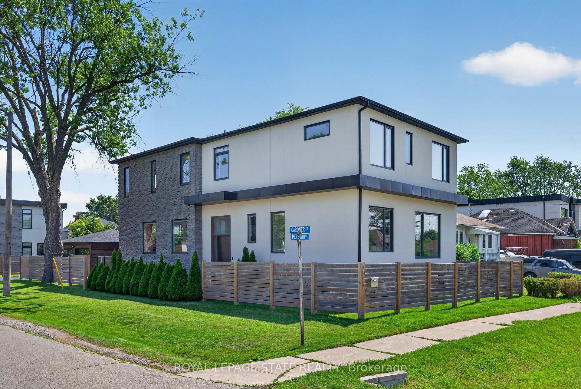 Photo 2 of 1047 Meredith Avenue, Mississauga, Lakeview — HOMEH