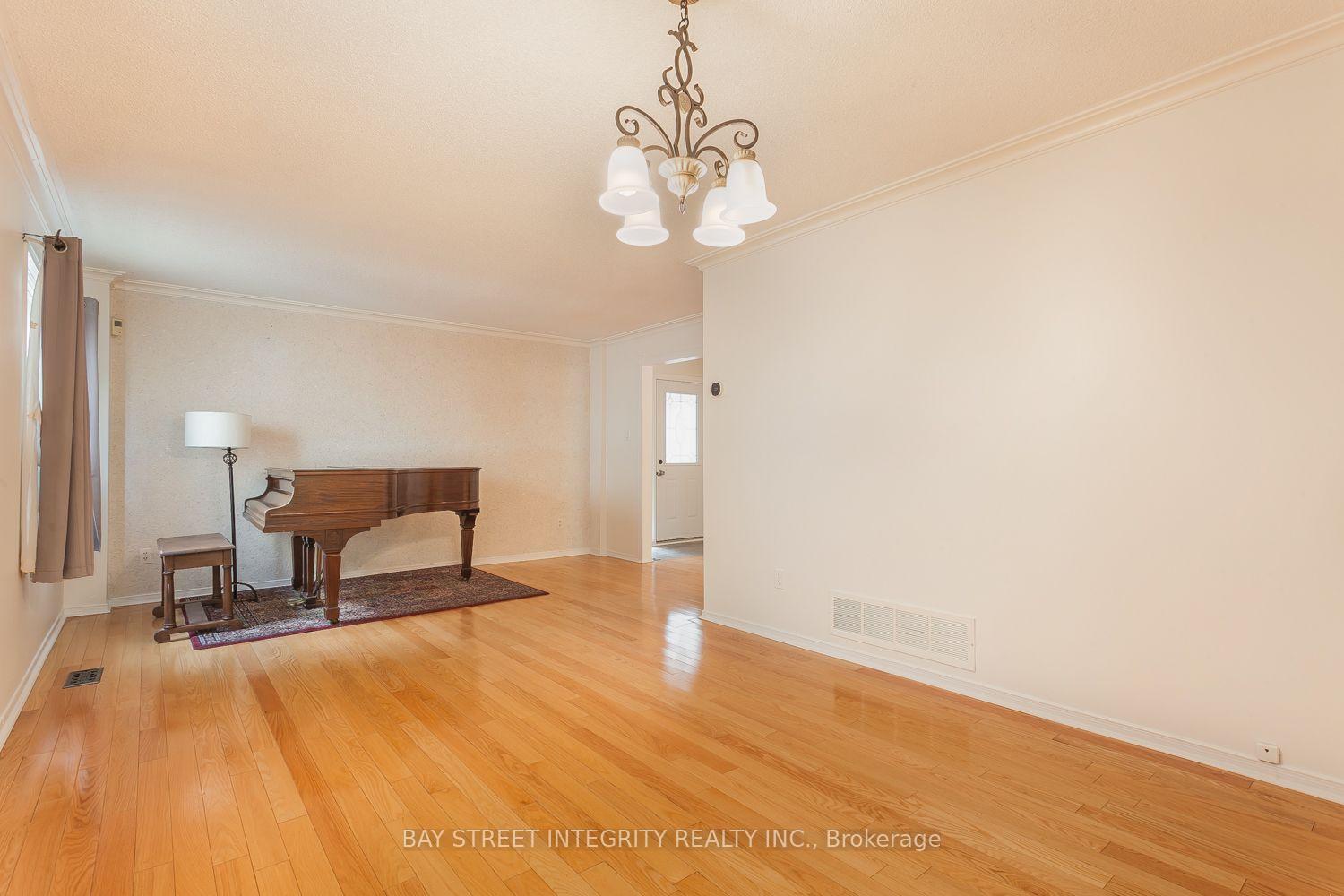 Photo 6 of 106 Beck Drive, Markham, Raymerville — HOMEH