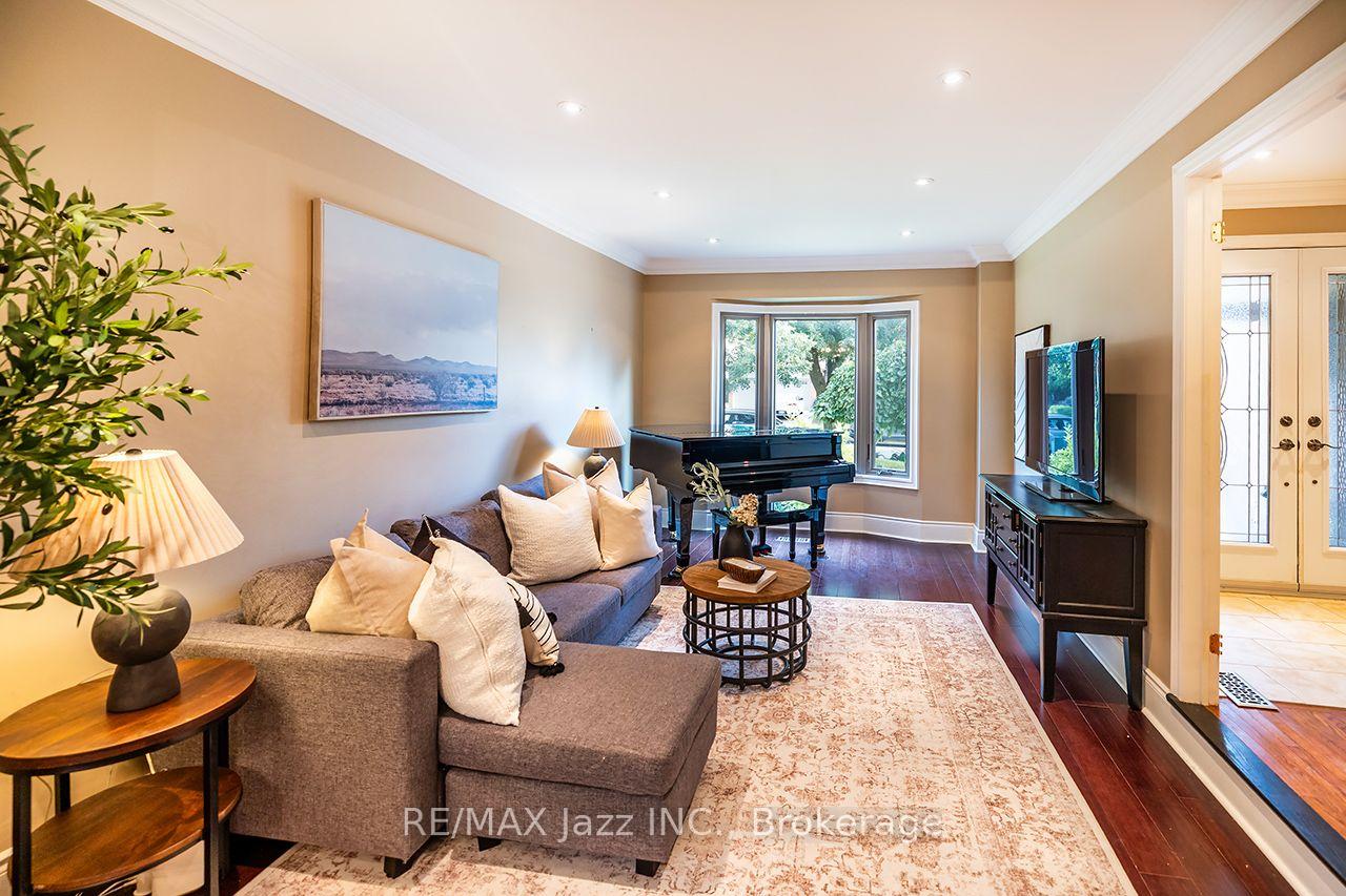 Photo 9 of 106 Tilman Circle, Markham, Markham Village — HOMEH