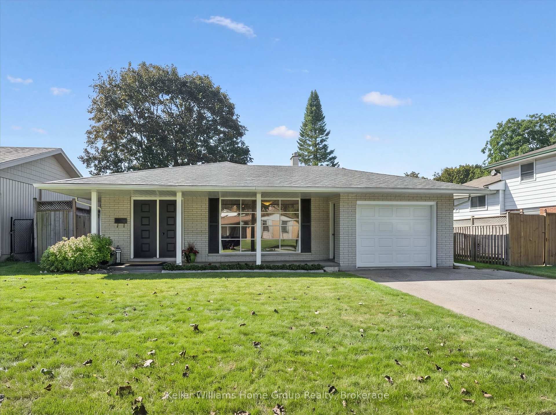 Photo 3 of 35 Crosby Drive, Kitchener, Stanley Park — HOMEH