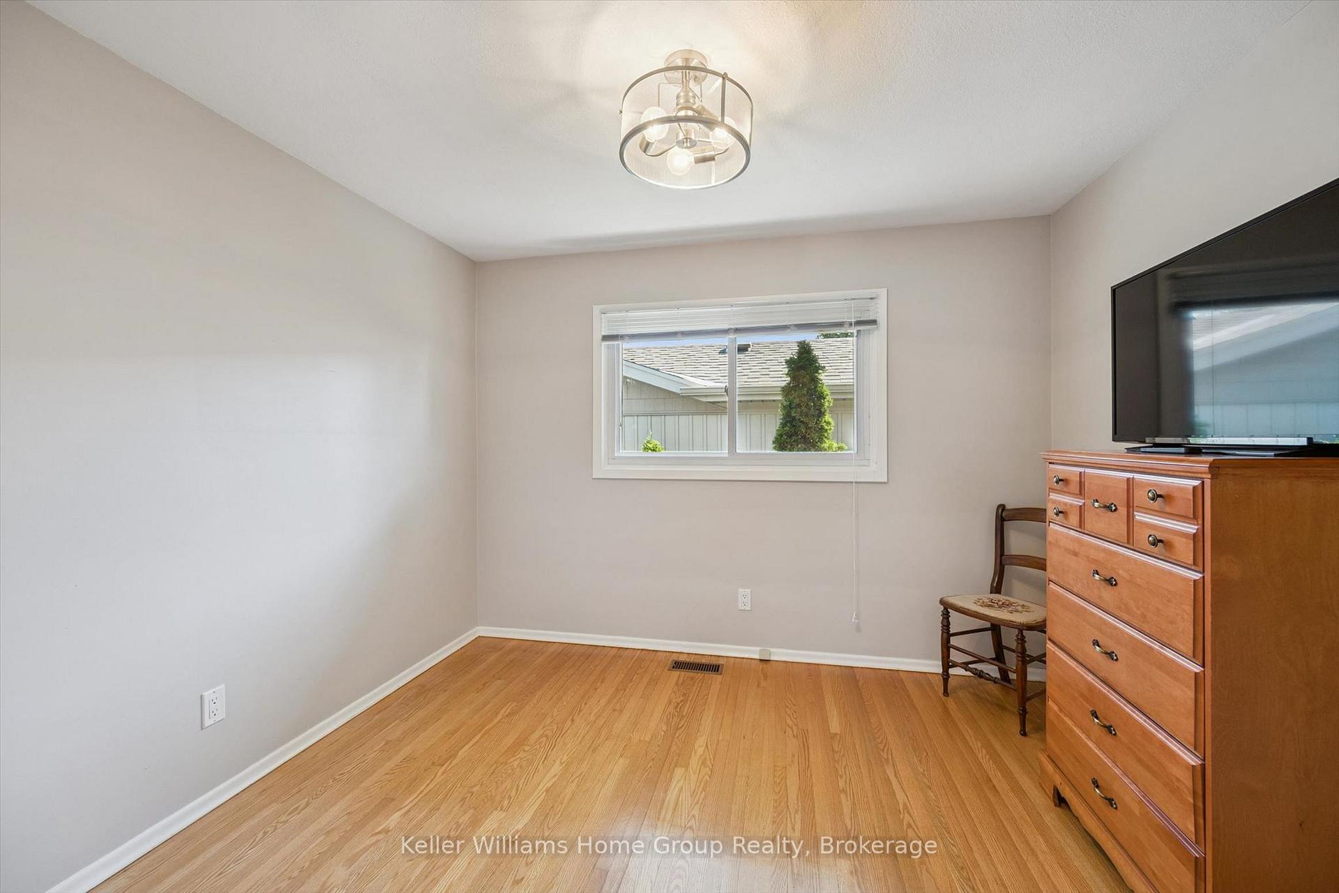 Photo 16 of 35 Crosby Drive, Kitchener, Stanley Park — HOMEH