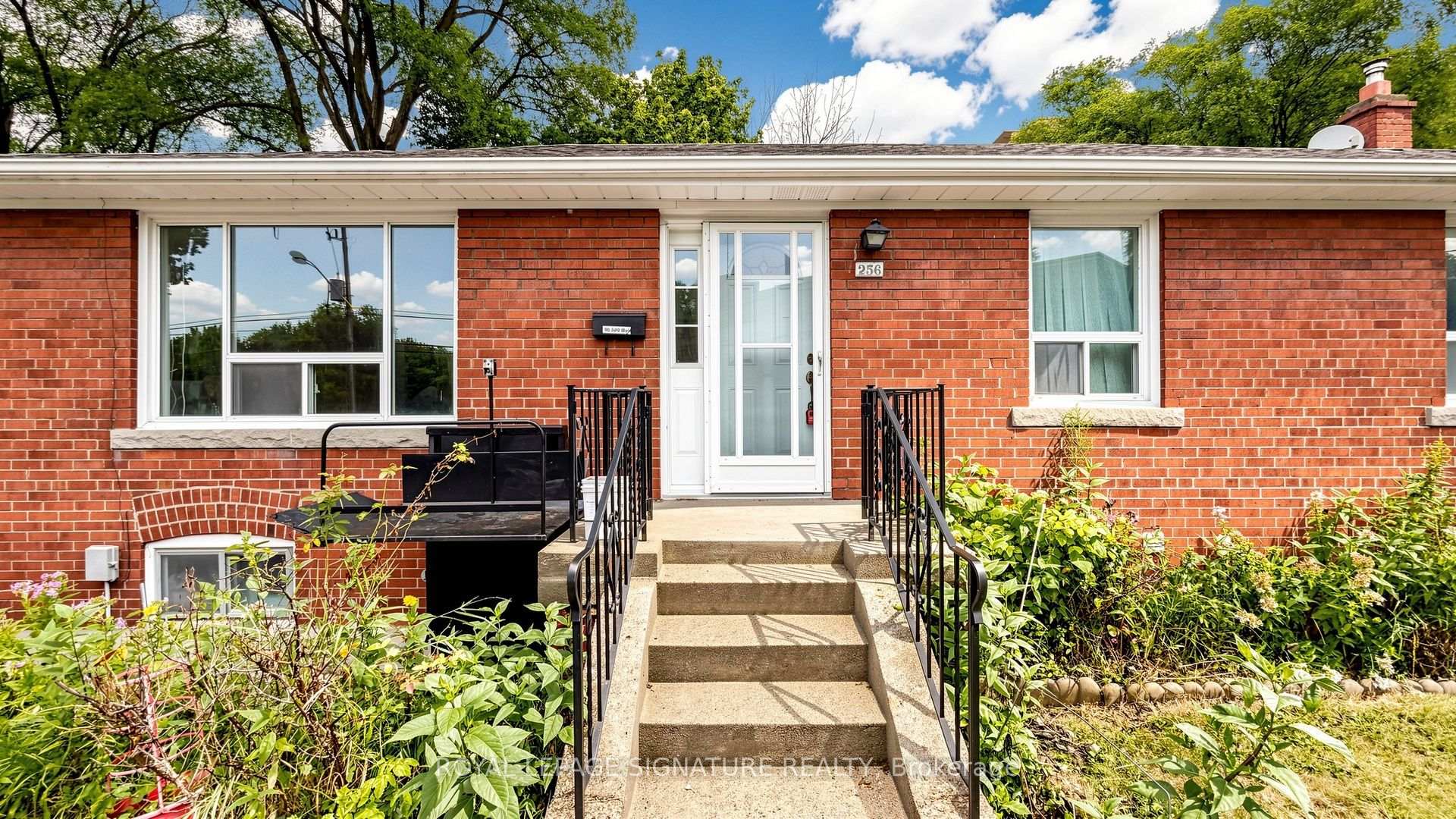 Photo 2 of 256 Ferris Road, Toronto, O'Connor-Parkview — HOMEH
