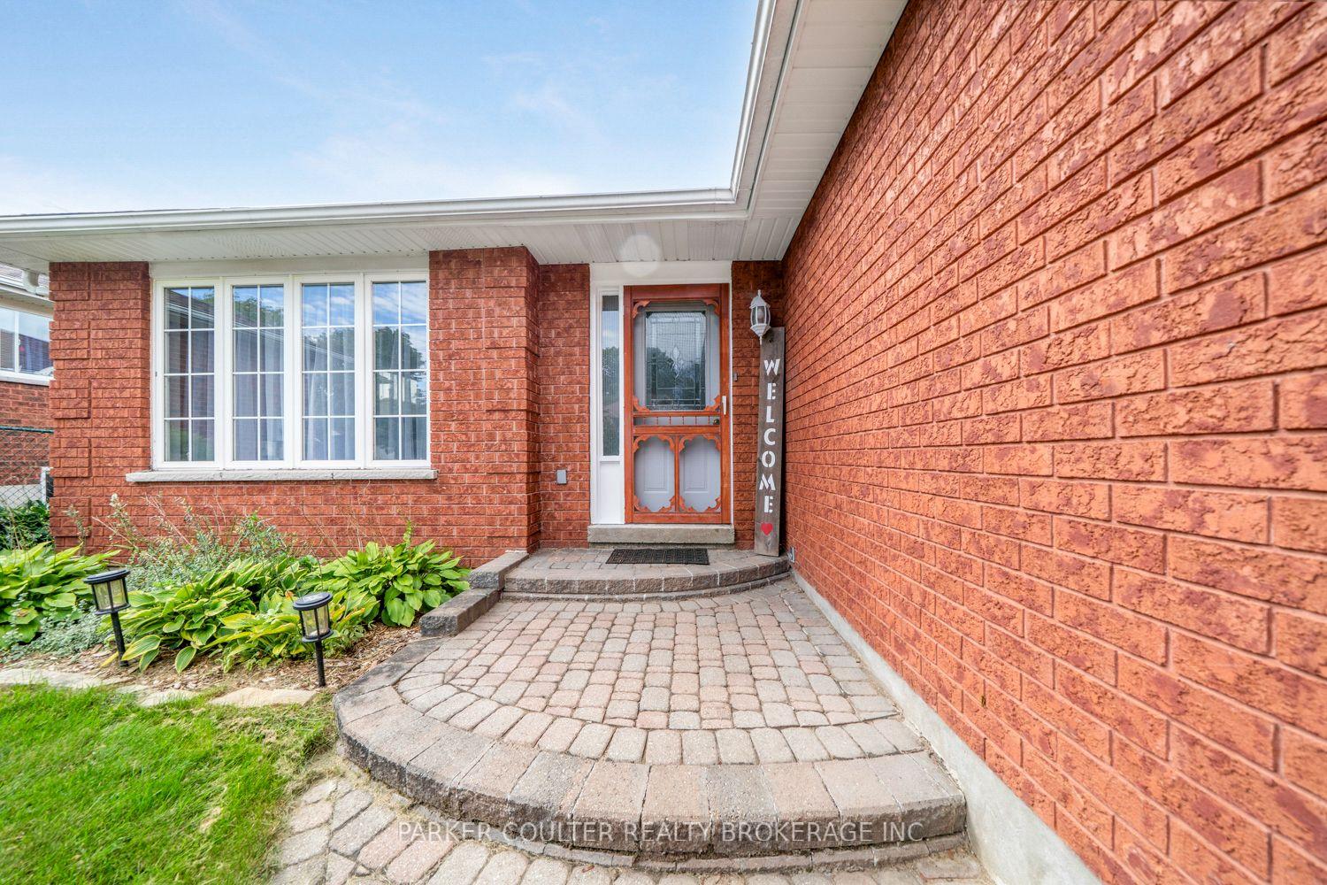 Photo 4 of 32 Carter Crescent, Orillia — HOMEH