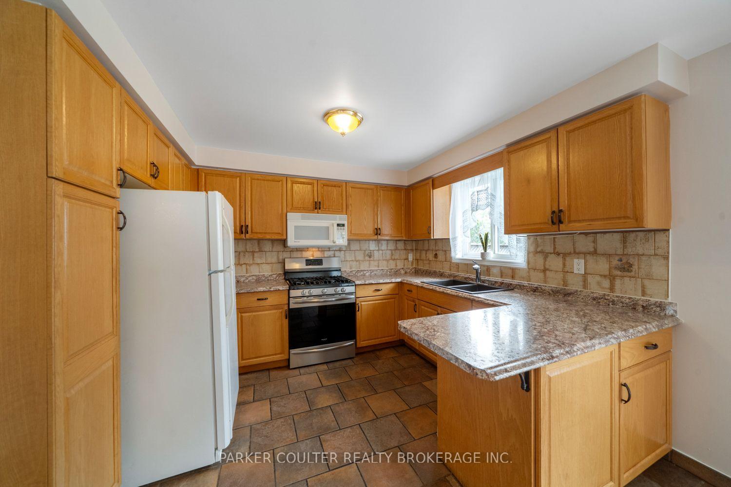 Photo 13 of 32 Carter Crescent, Orillia — HOMEH