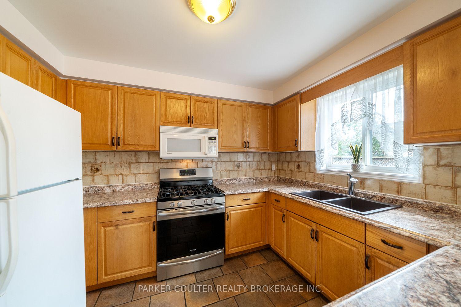 Photo 14 of 32 Carter Crescent, Orillia — HOMEH