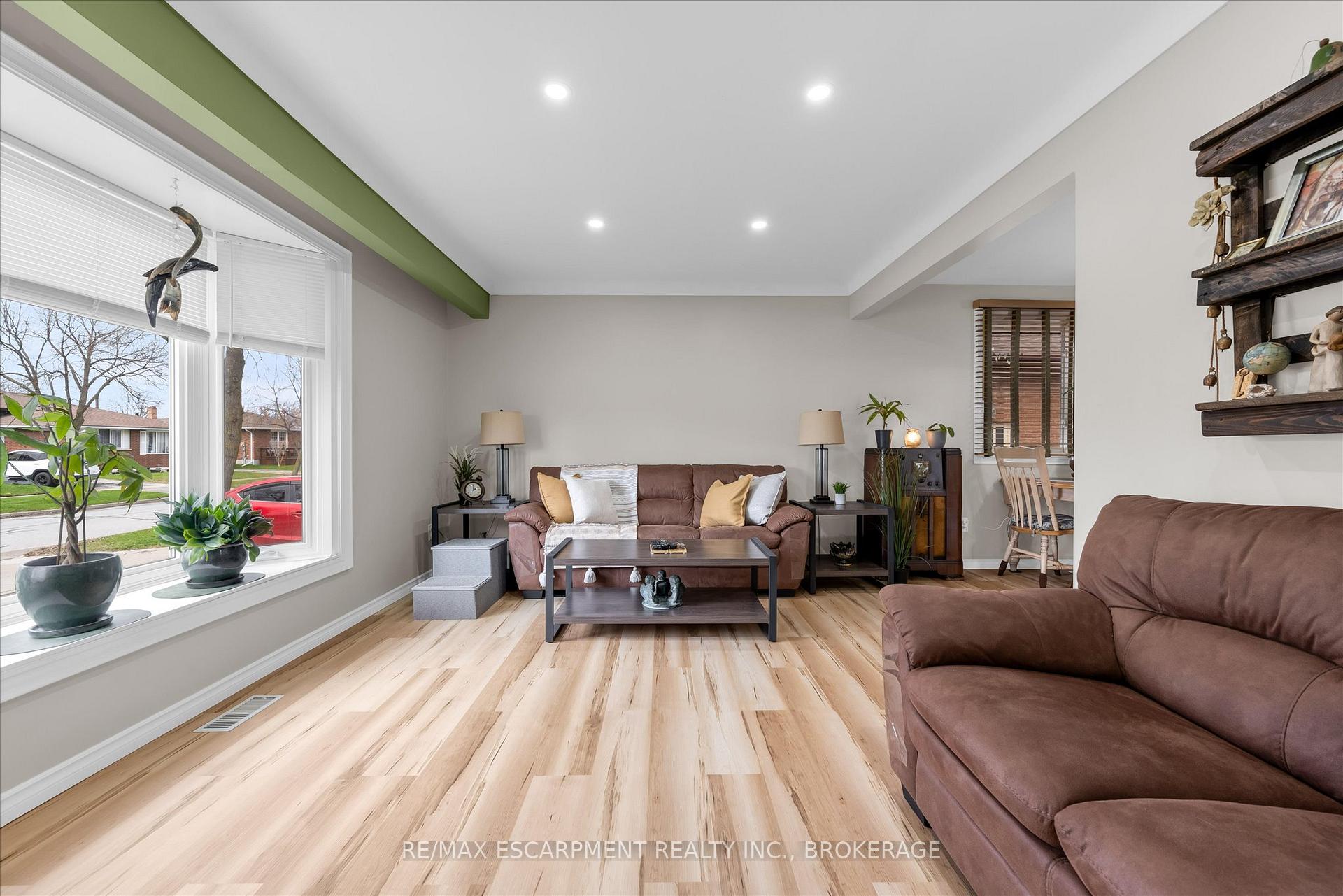 Photo 3 of 7506 Jubilee Drive, Niagara Falls, Marineland — HOMEH