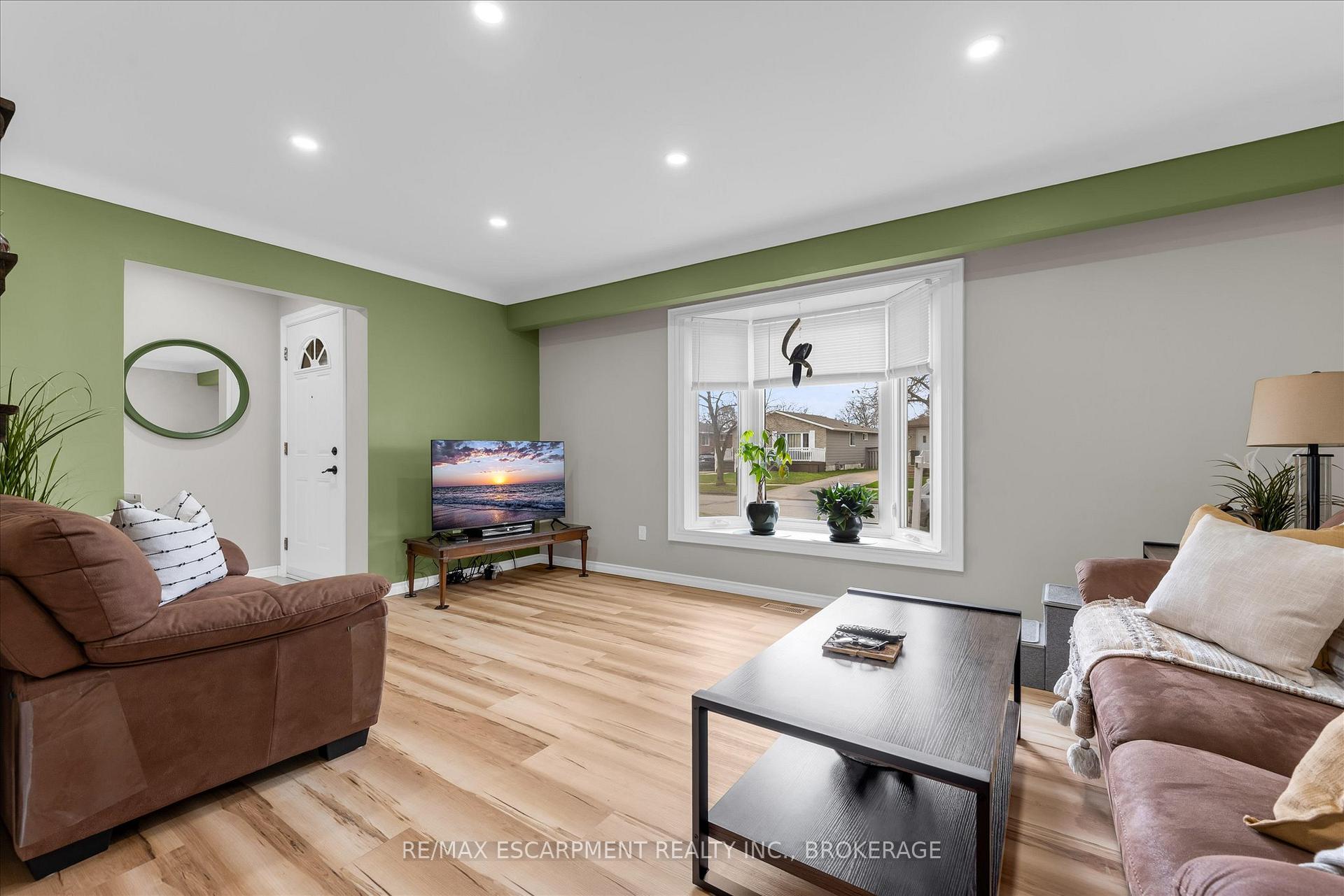 Photo 4 of 7506 Jubilee Drive, Niagara Falls, Marineland — HOMEH