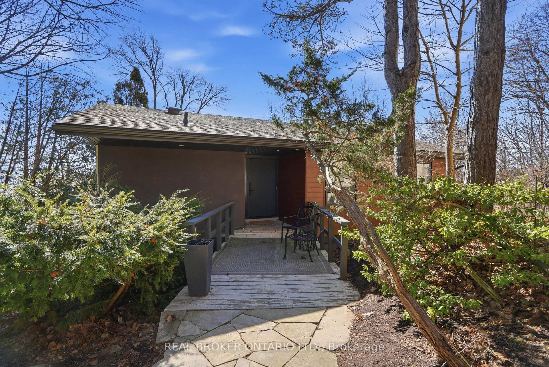 Photo 4 of 868 Danforth Place, Burlington, Bayview — HOMEH