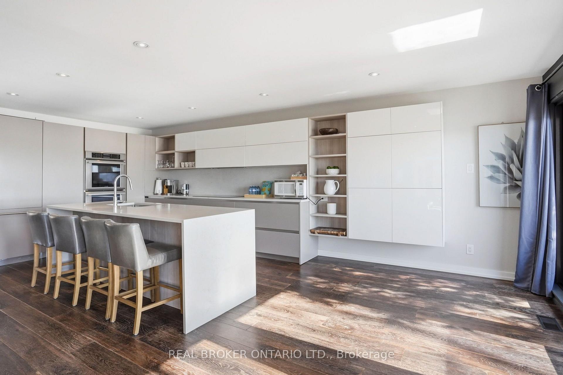 Photo 10 of 868 Danforth Place, Burlington, Bayview — HOMEH