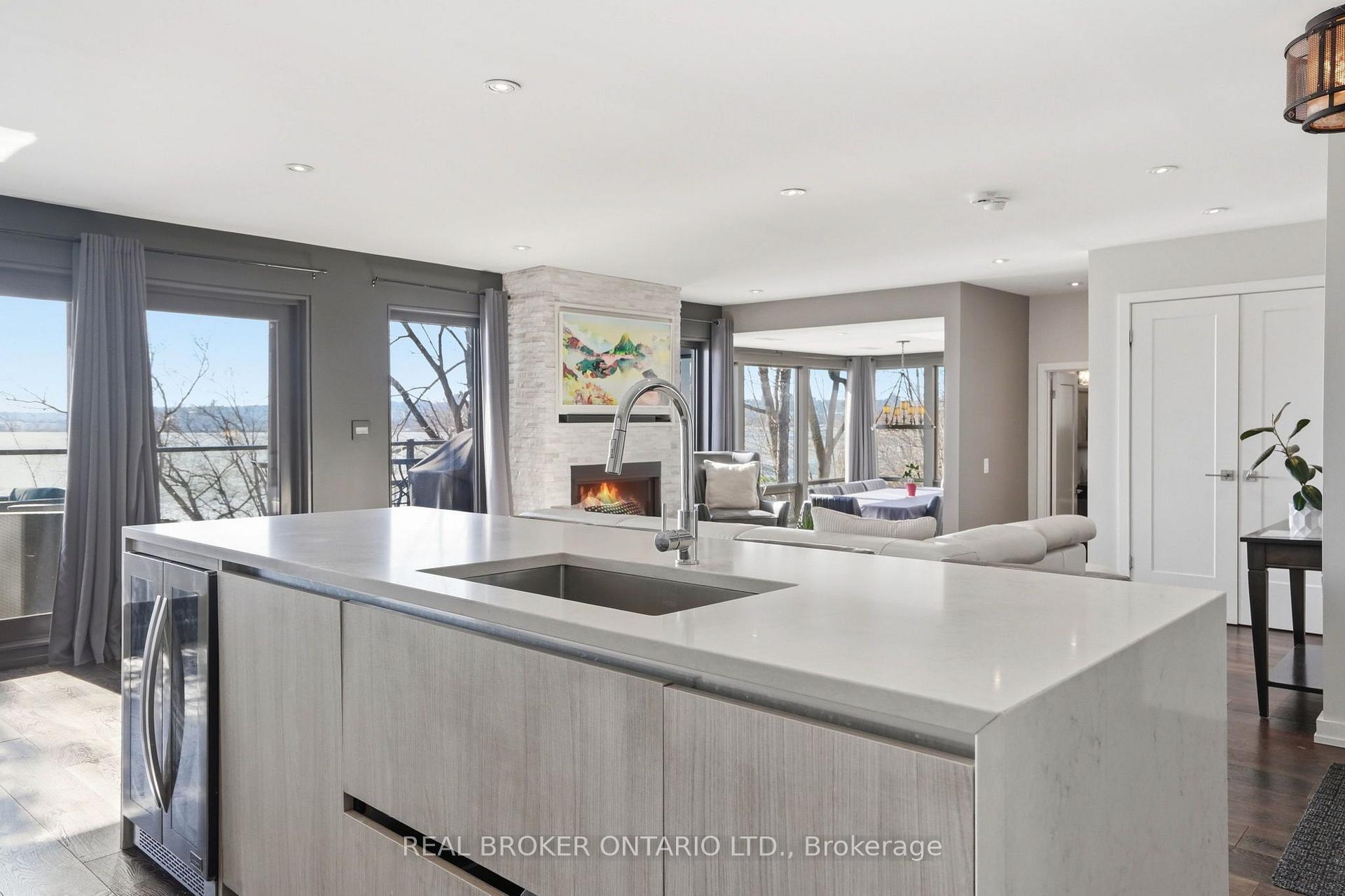 Photo 12 of 868 Danforth Place, Burlington, Bayview — HOMEH