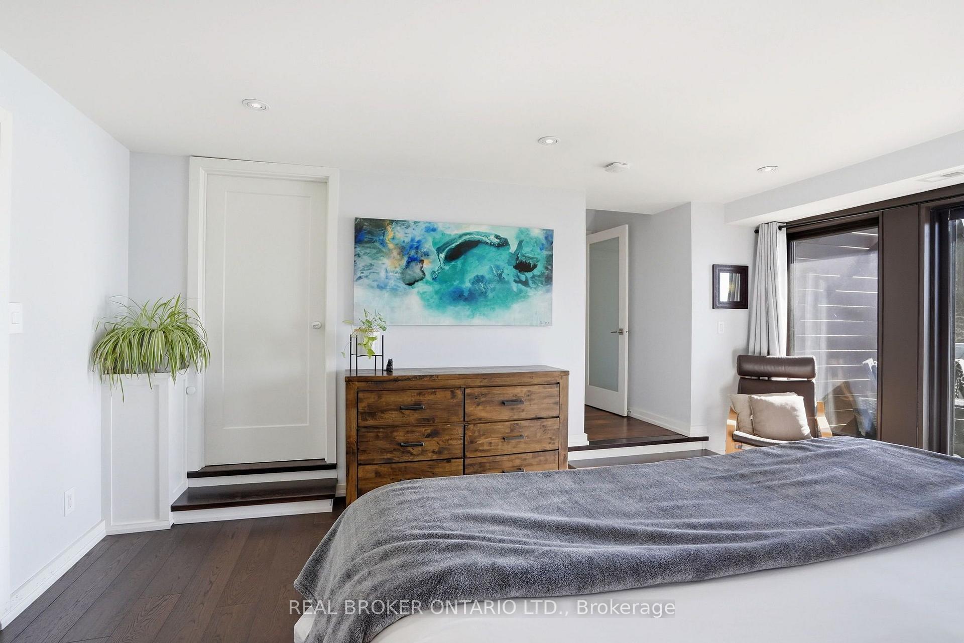 Photo 16 of 868 Danforth Place, Burlington, Bayview — HOMEH