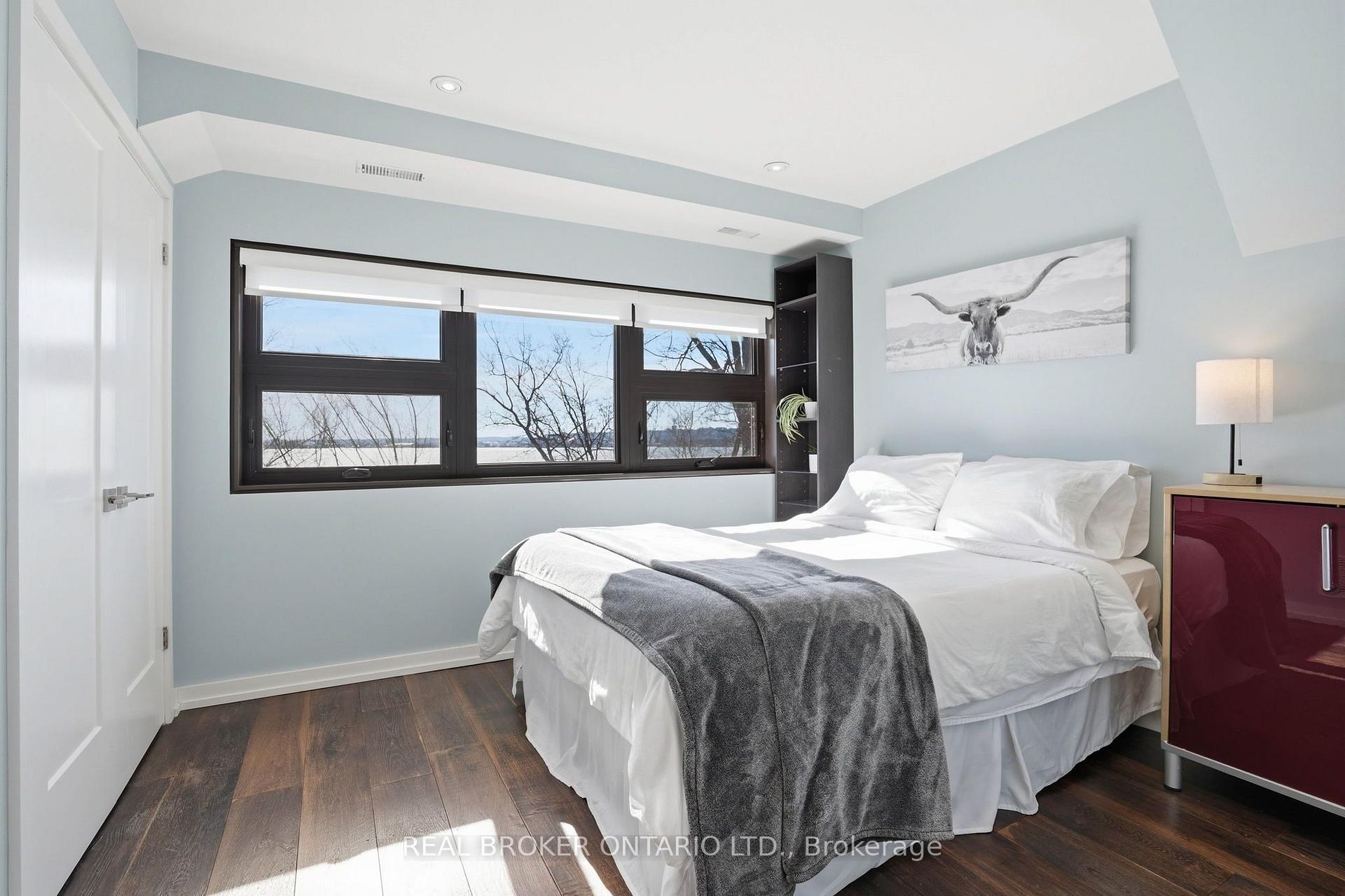 Photo 20 of 868 Danforth Place, Burlington, Bayview — HOMEH