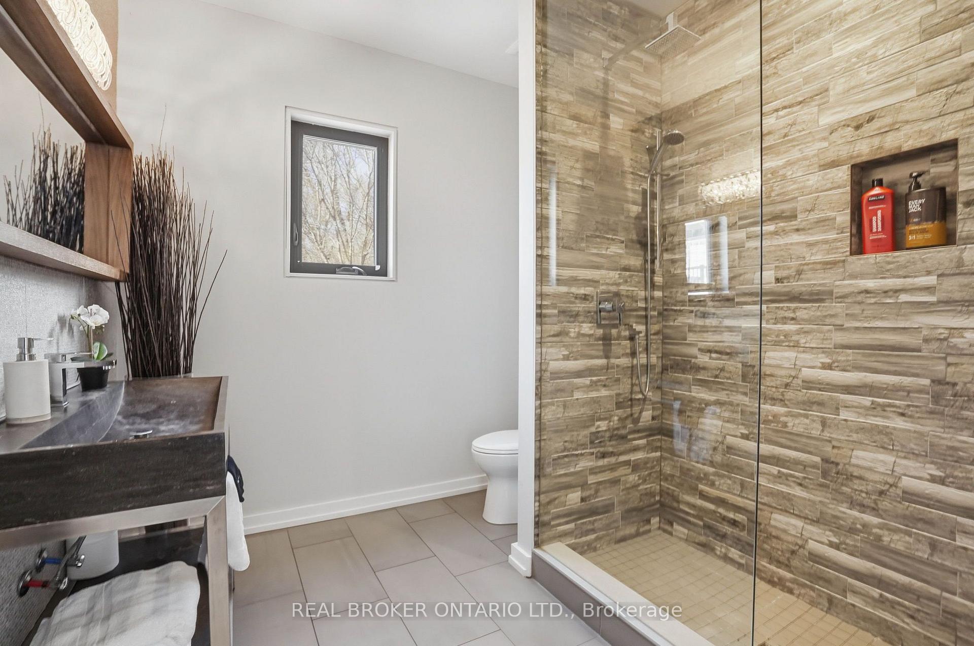 Photo 23 of 868 Danforth Place, Burlington, Bayview — HOMEH