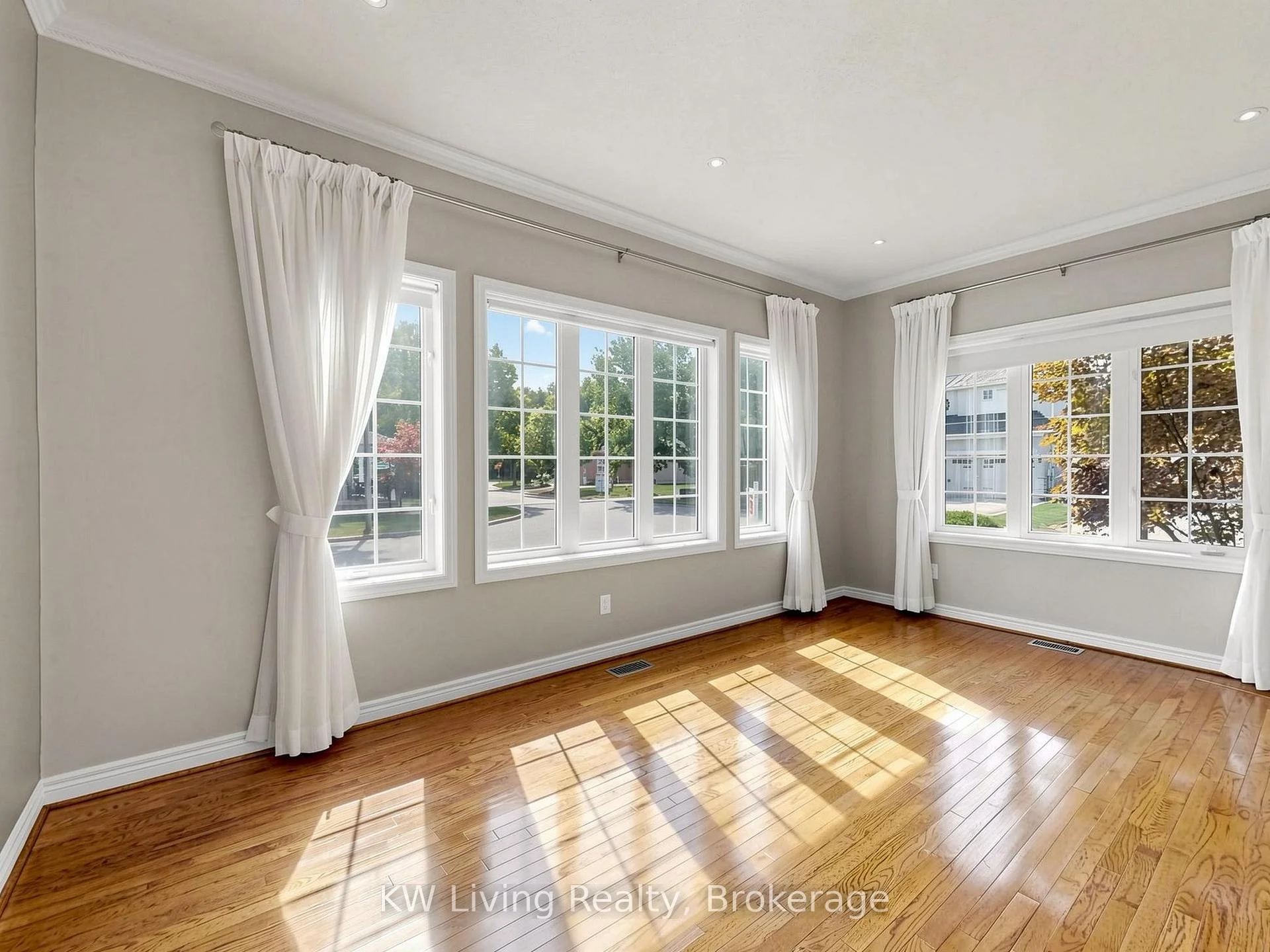 Photo 4 of 2 Littleleaf Crescent, Markham, Legacy — HOMEH