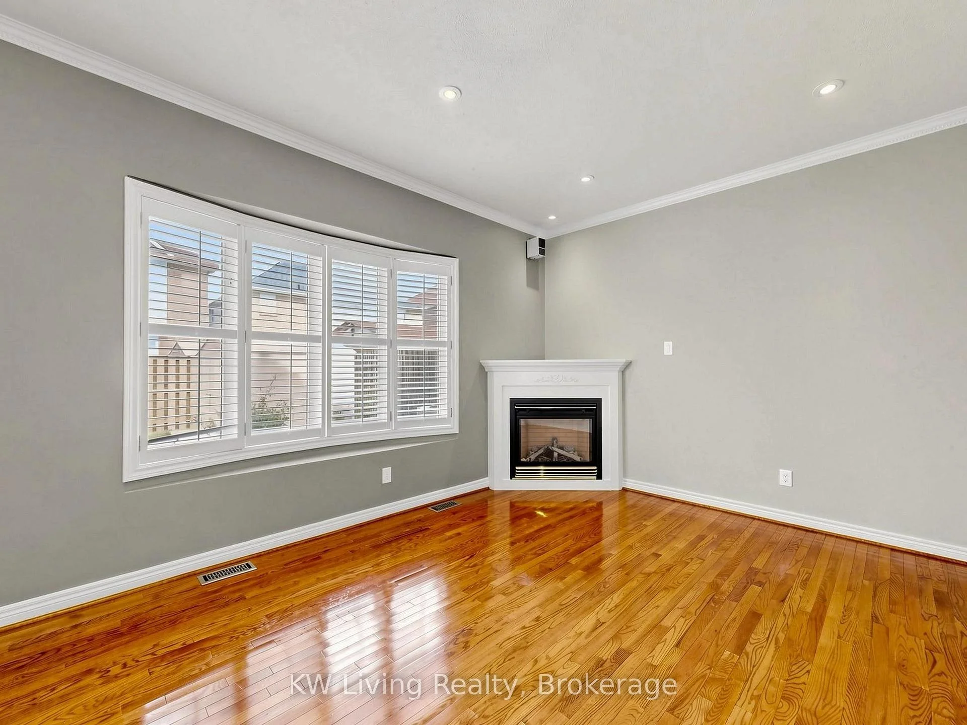 Photo 8 of 2 Littleleaf Crescent, Markham, Legacy — HOMEH