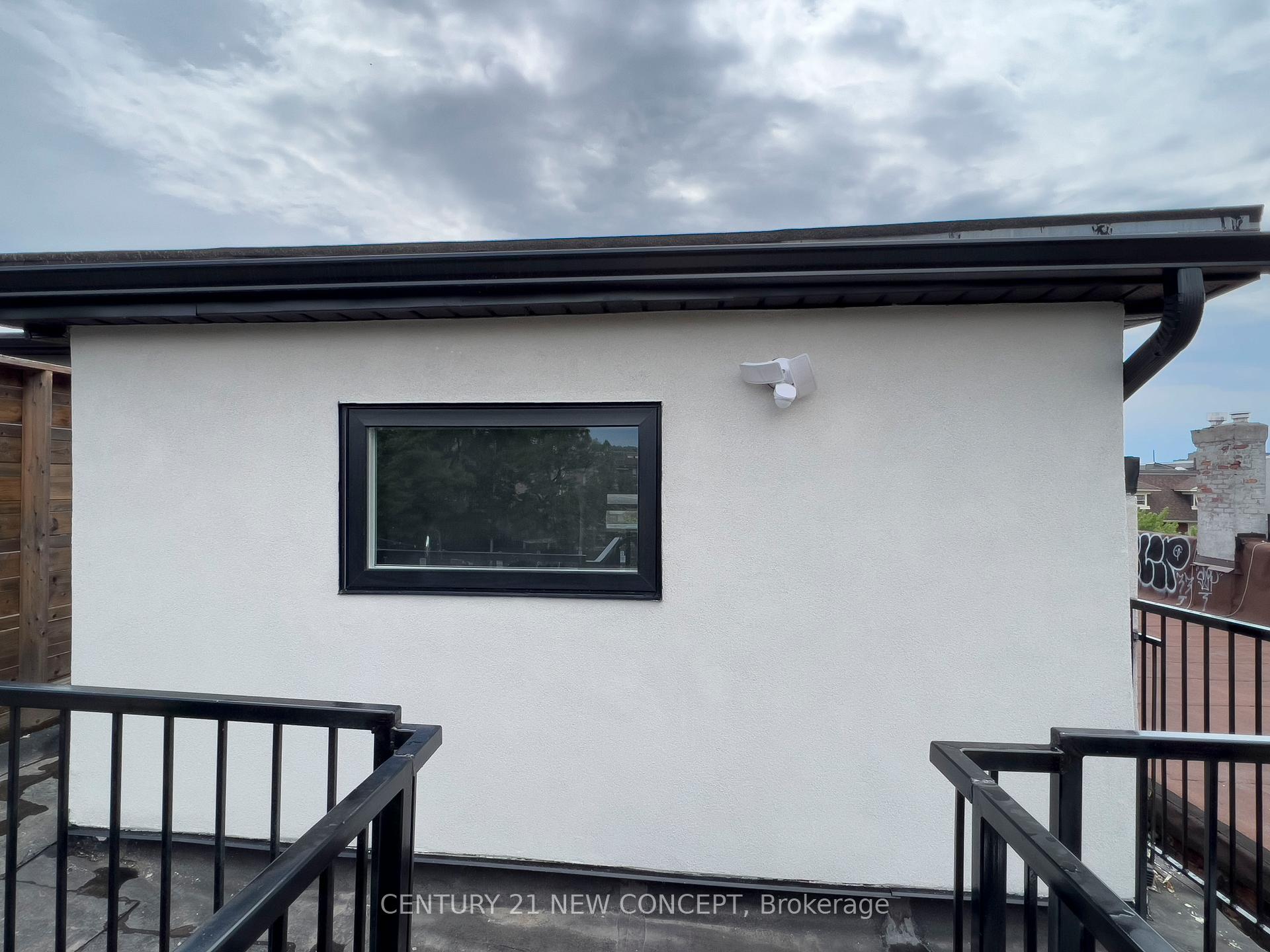 Photo 2 of Unit 3rd Floor, 706 Bloor Street N, Toronto, The Annex — HOMEH