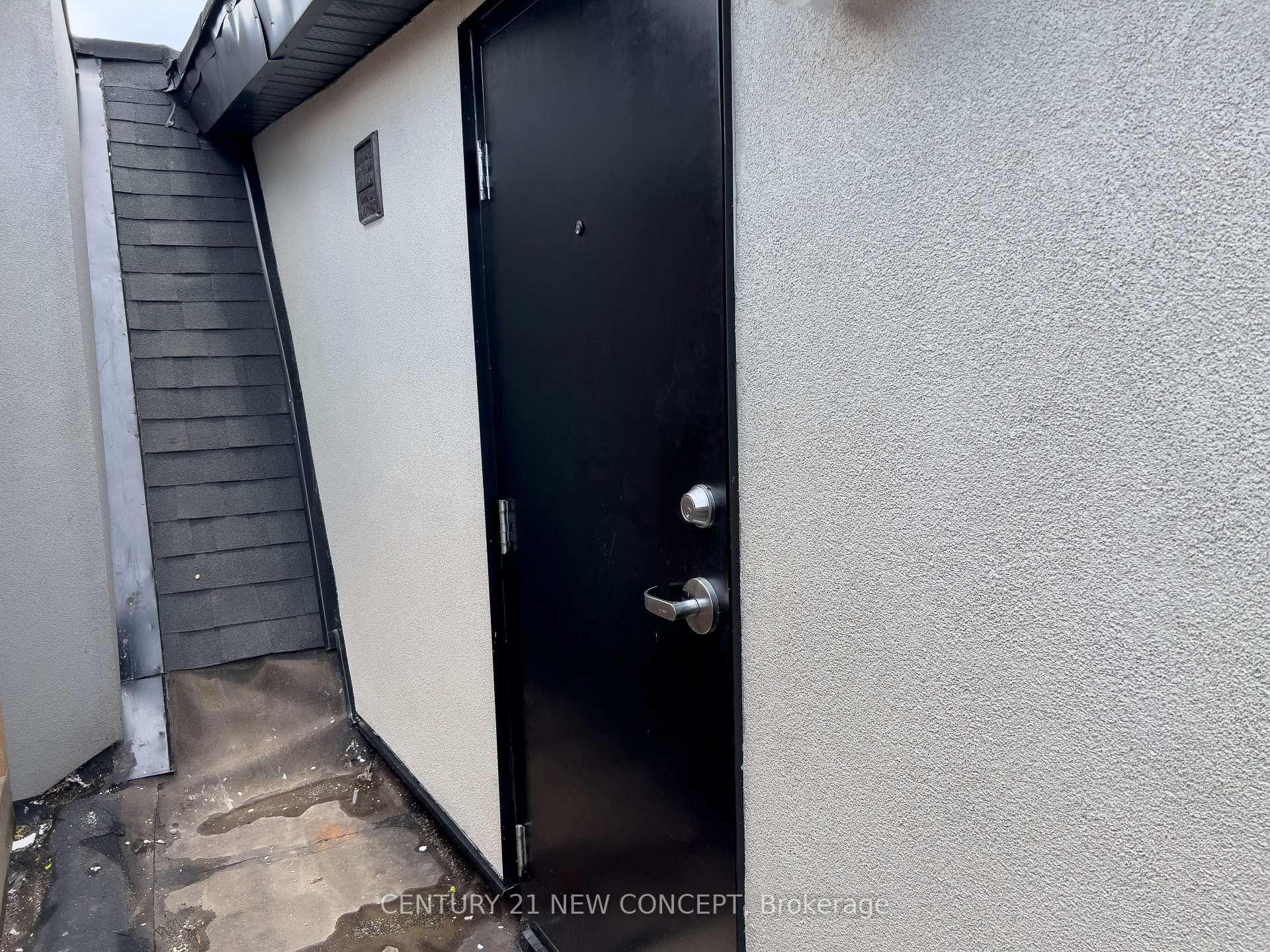 Photo 3 of Unit 3rd Floor, 706 Bloor Street N, Toronto, The Annex — HOMEH