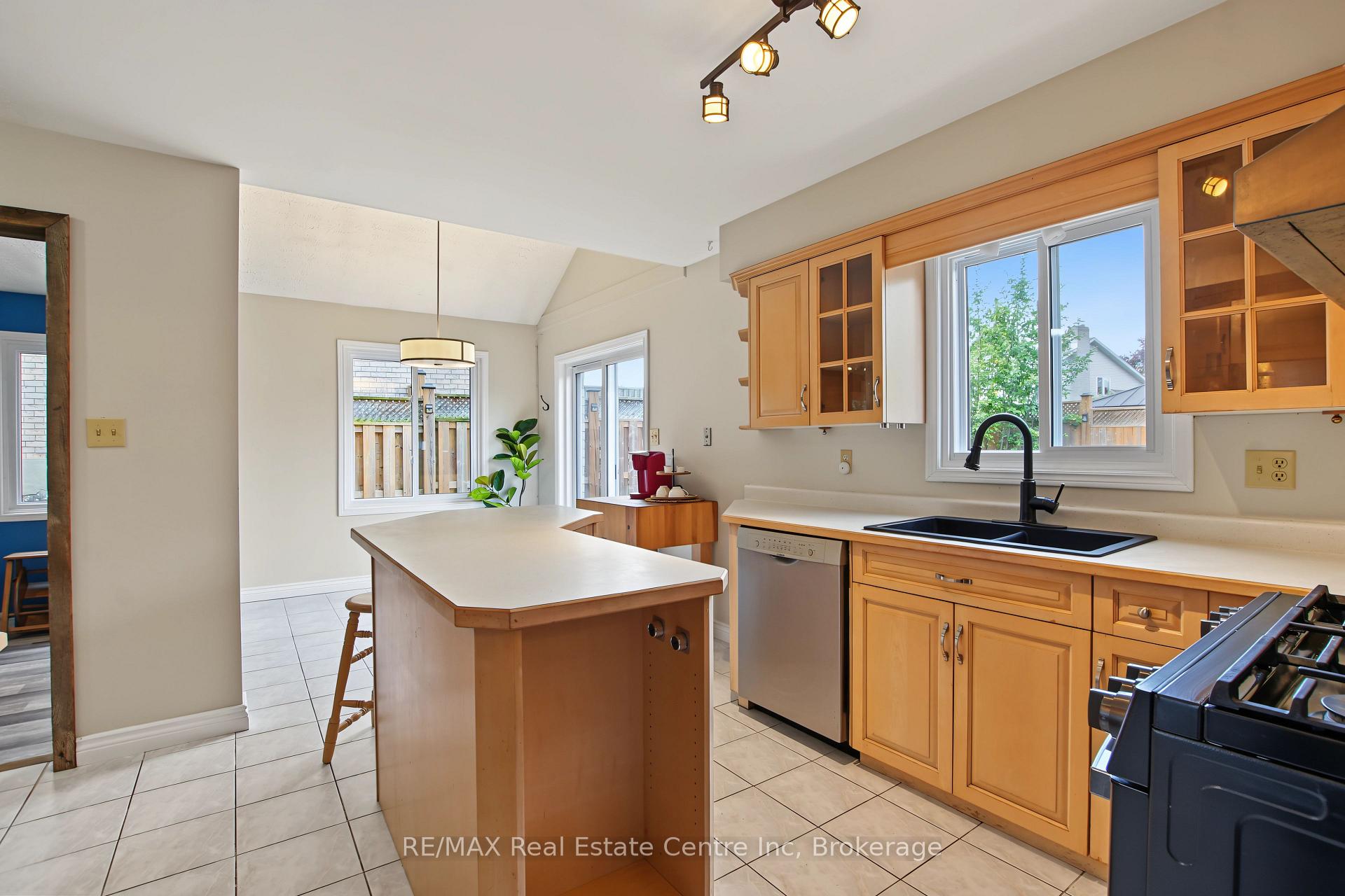Photo 11 of 71 Linda Drive, Cambridge, Silver Heights — HOMEH