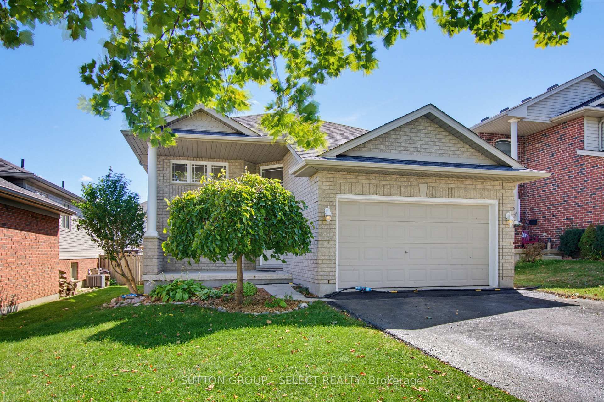 Photo 2 of 858 Cresthaven Crescent, London, South L — HOMEH