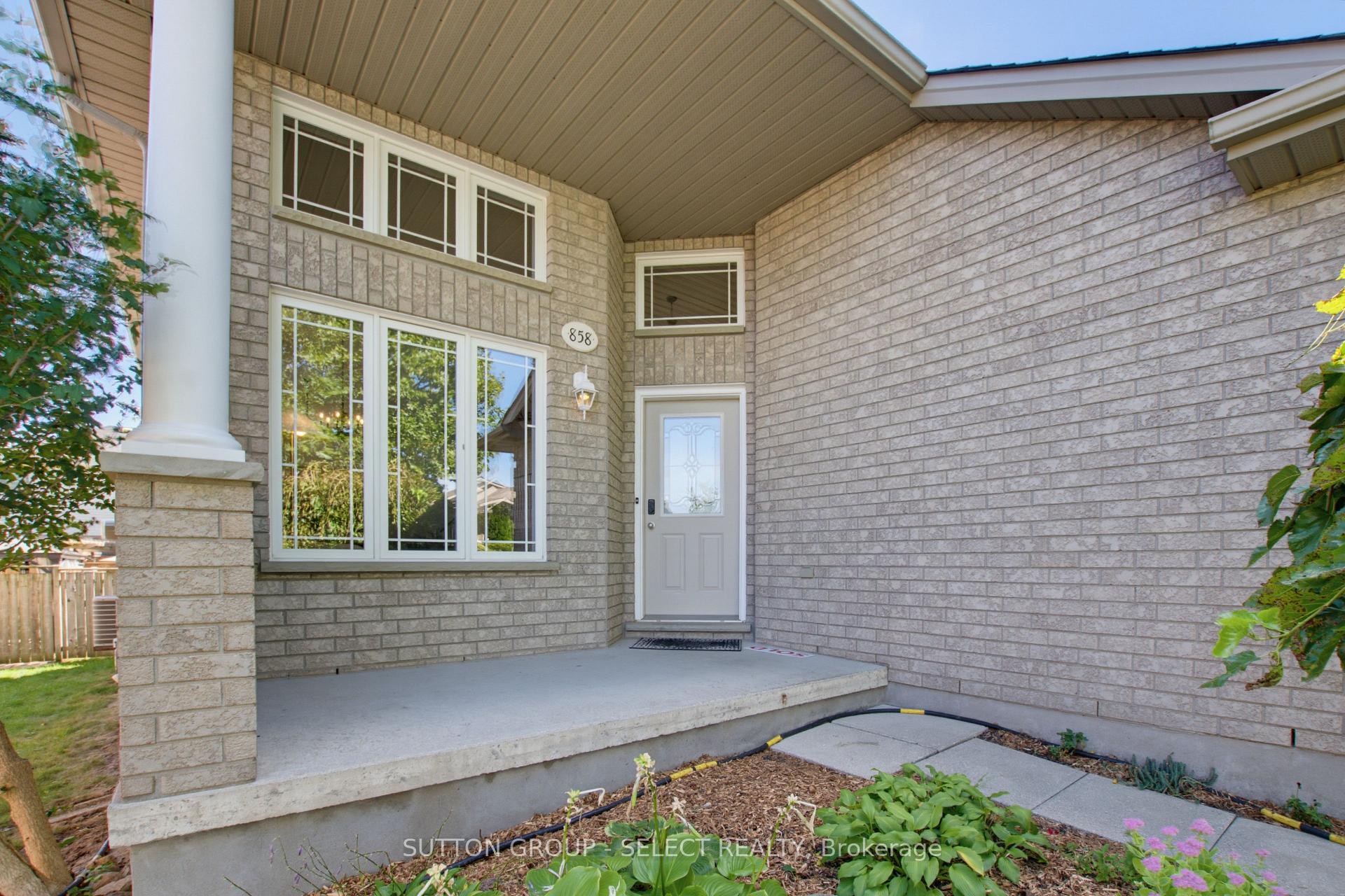 Photo 4 of 858 Cresthaven Crescent, London, South L — HOMEH