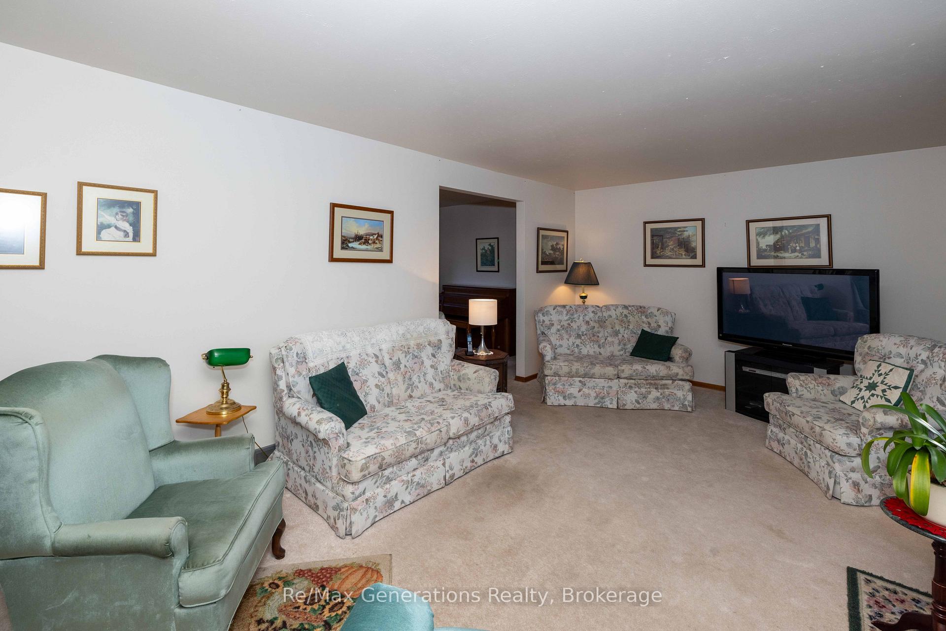Photo 2 of 235 Maple Avenue, Thunder Bay, Forest Park — HOMEH